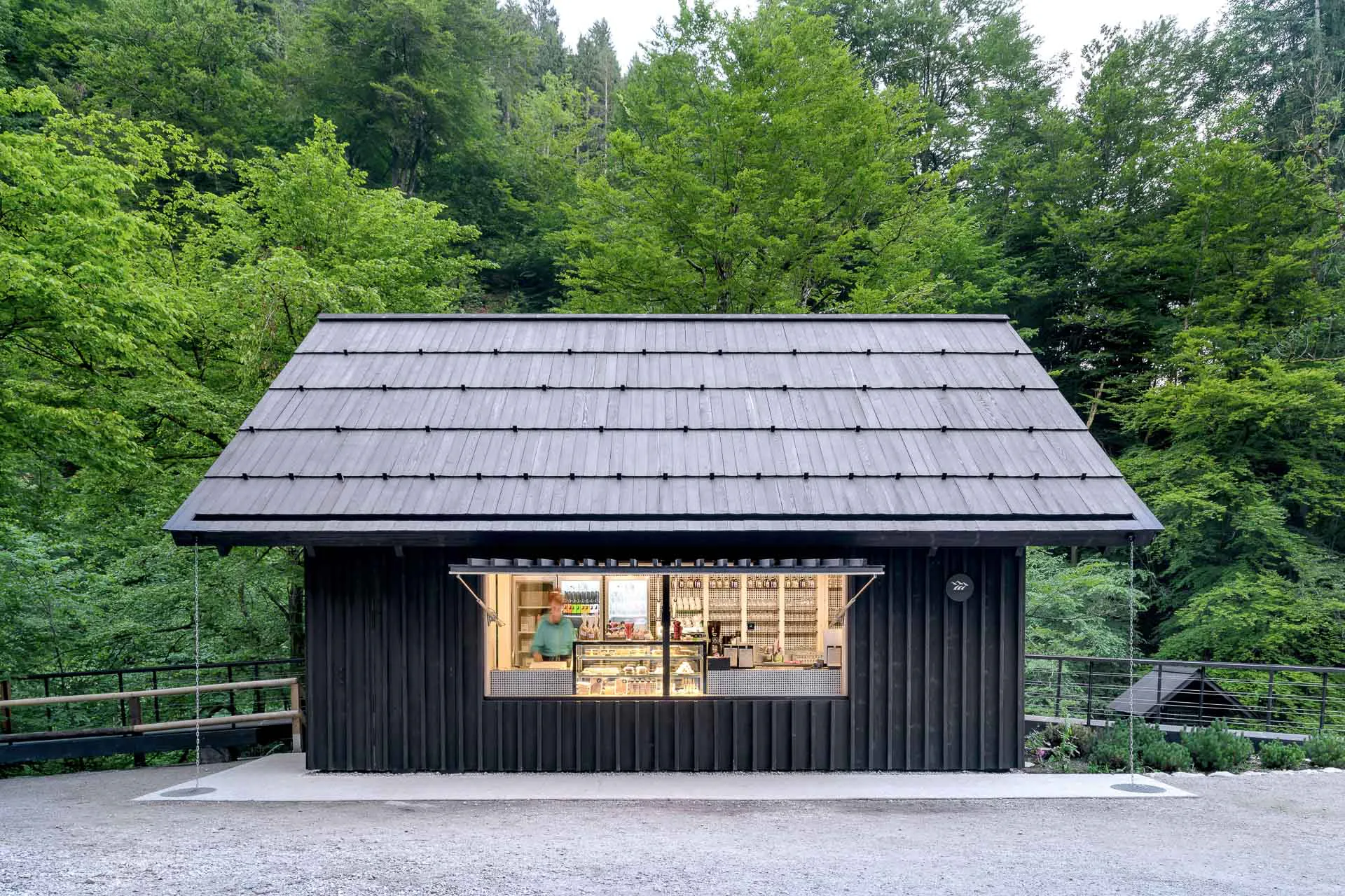 Auf der flussabgewandten Seite versorgt ein Kiosk die Touristen mit Lebensmitteln.