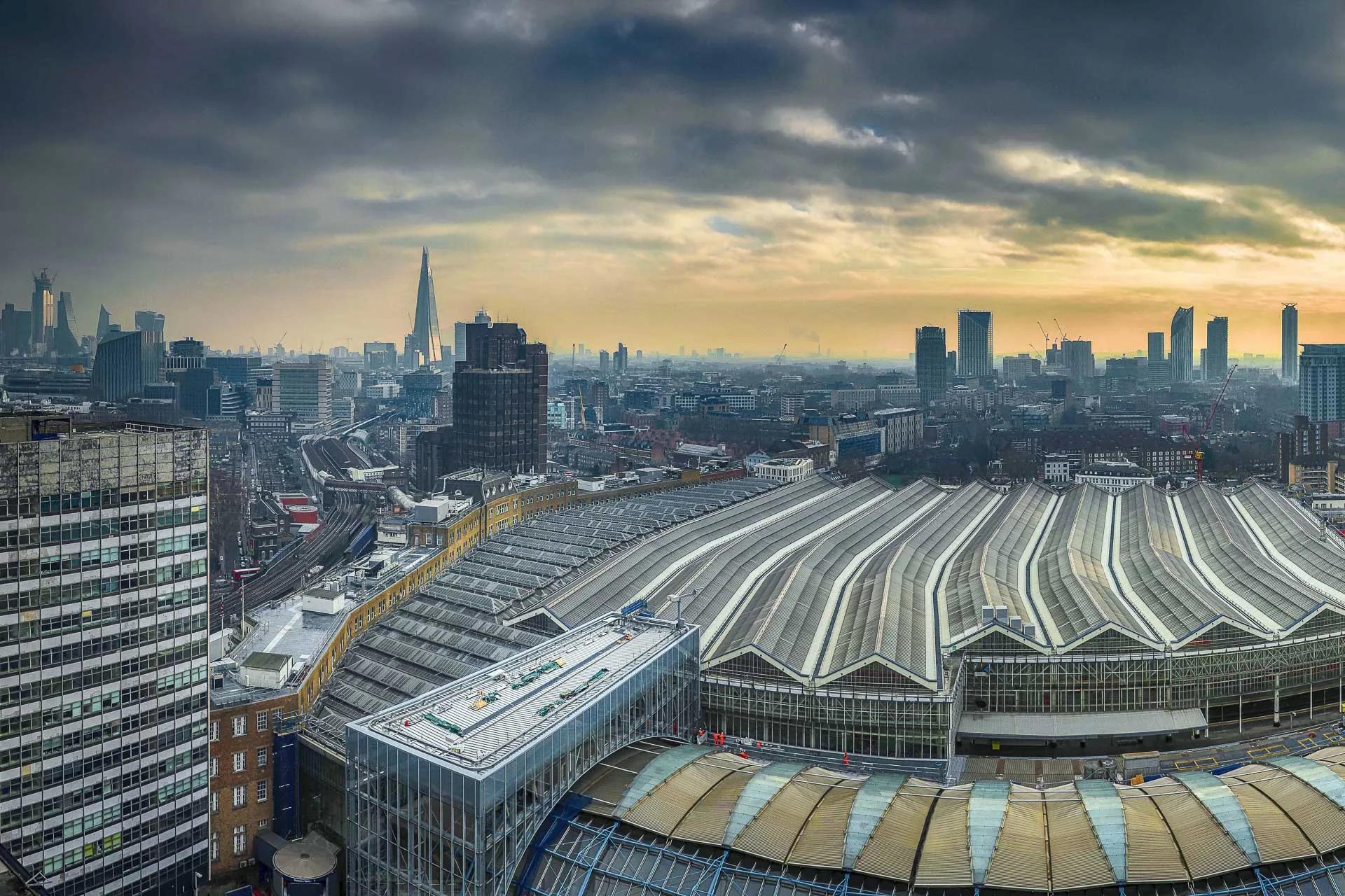 Eine neue Dachkonstruktion und eine Brücke verbinden das Terminal mit dem Bahnhof Waterloo.