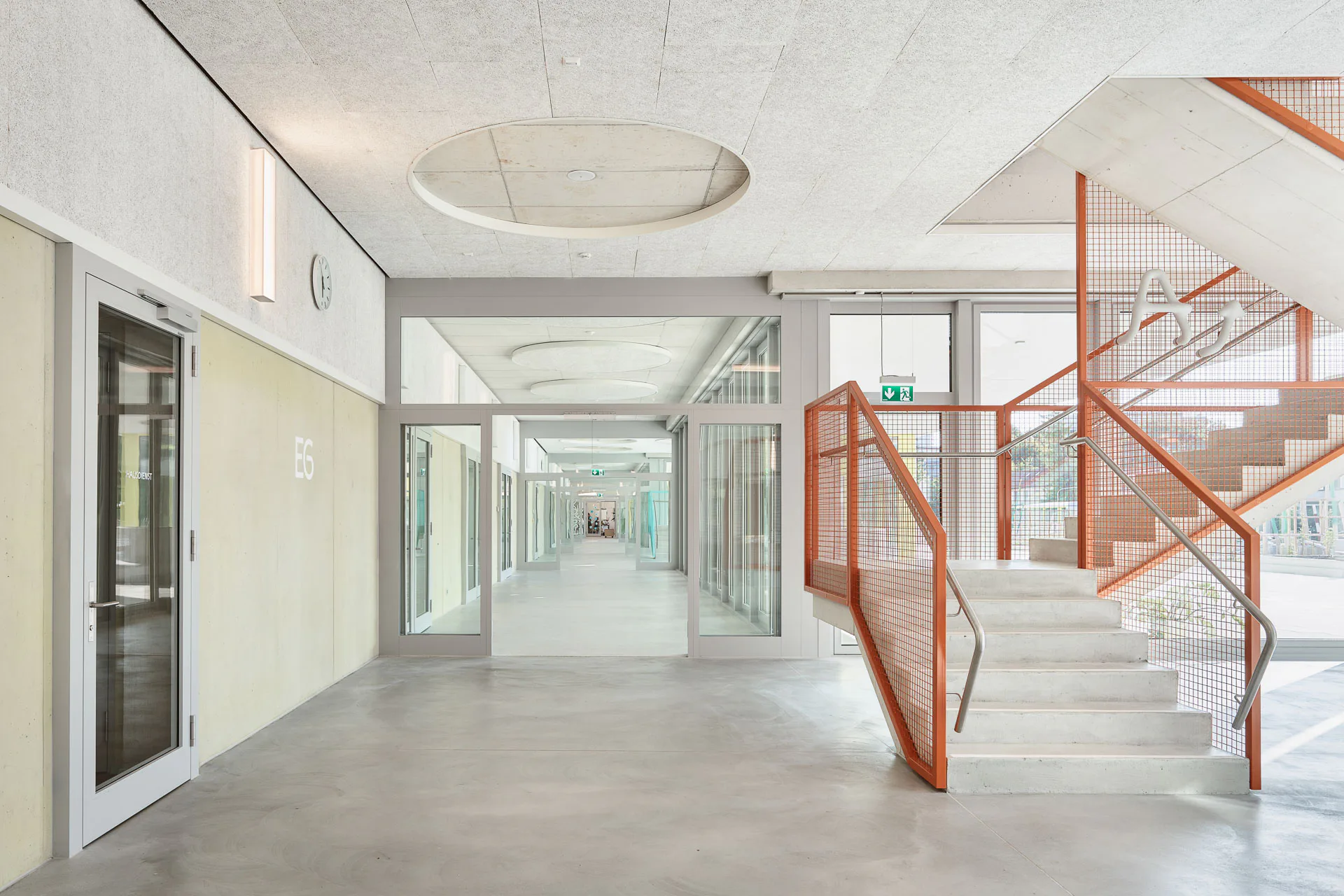 Der interne Boulevard im Erdgeschoss verbindet Kindergarten, Mensa und Kreativräume.
