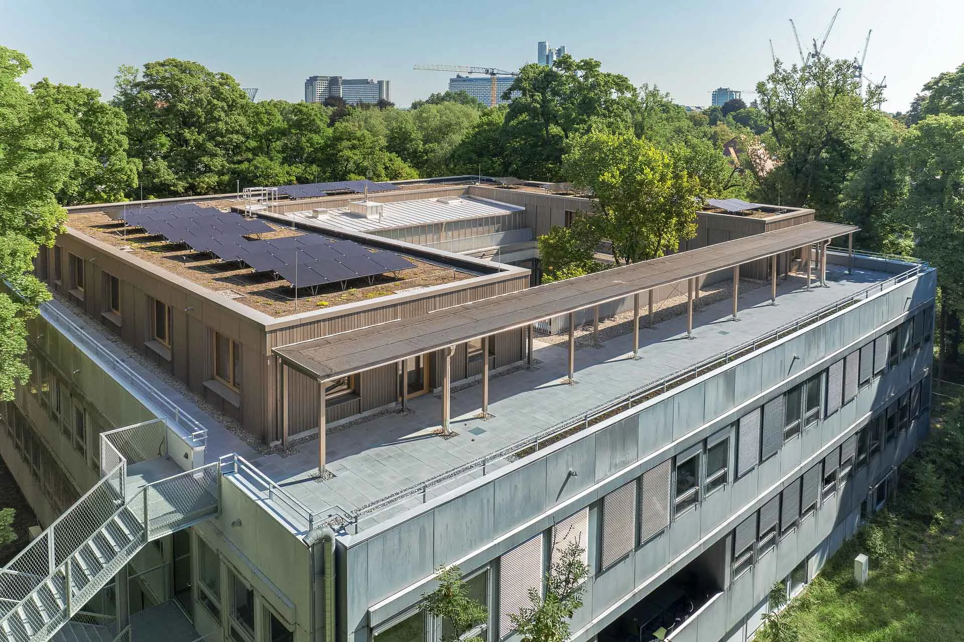 Die begrünte Terrasse wertet das neue Dachgeschoss zusätzlich auf und gewährt dem Architekten Andreas Holzapfel zufolge überdies den Blick auf das denkmalgeschützte Refraktorgebäude mit Beobachtungskuppel.