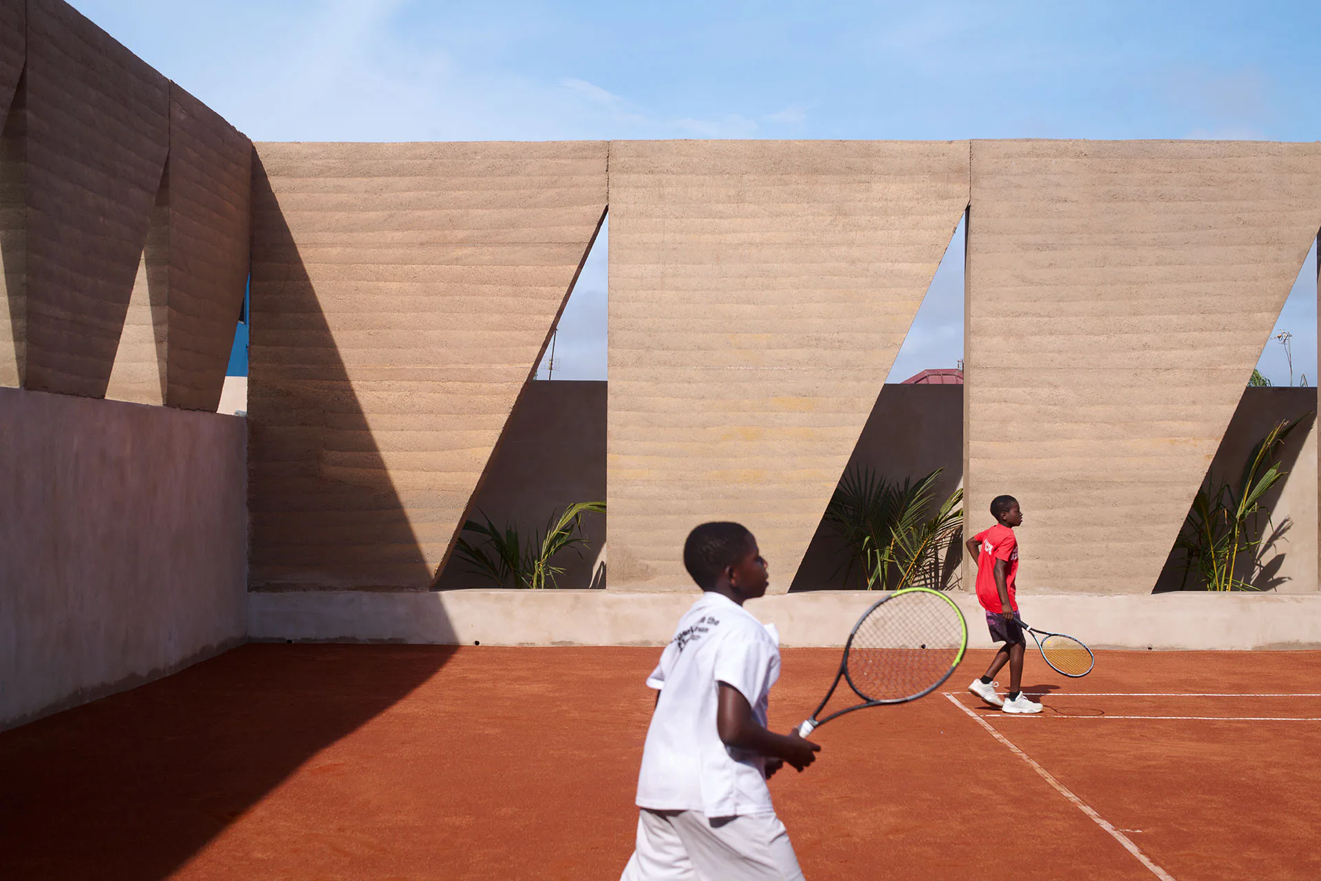 Auf der Innenseite des Tennisplatzes wurden die Stampflehmplatten flach ausgeführt.