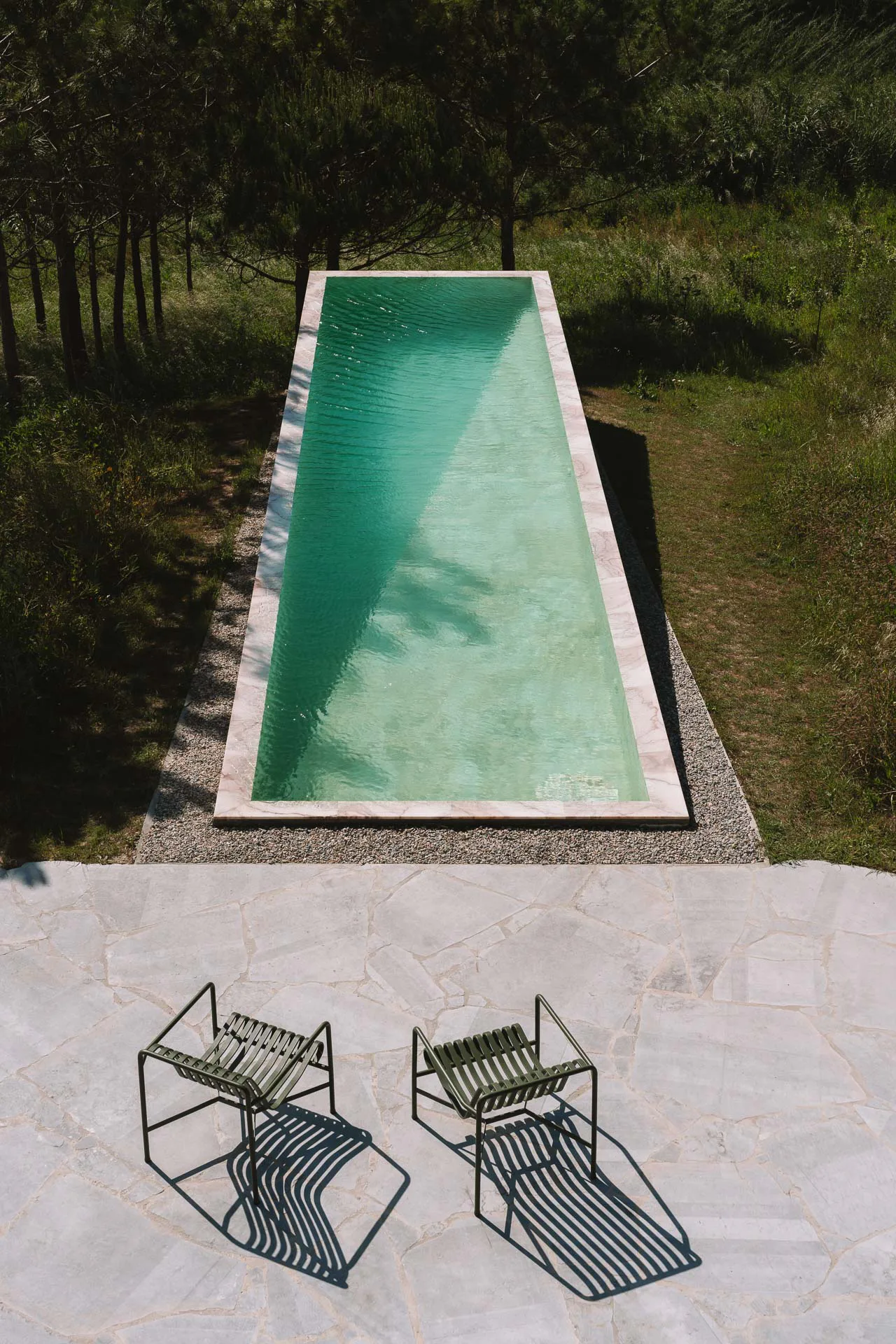Der Pool verläuft parallel zum Meer.
