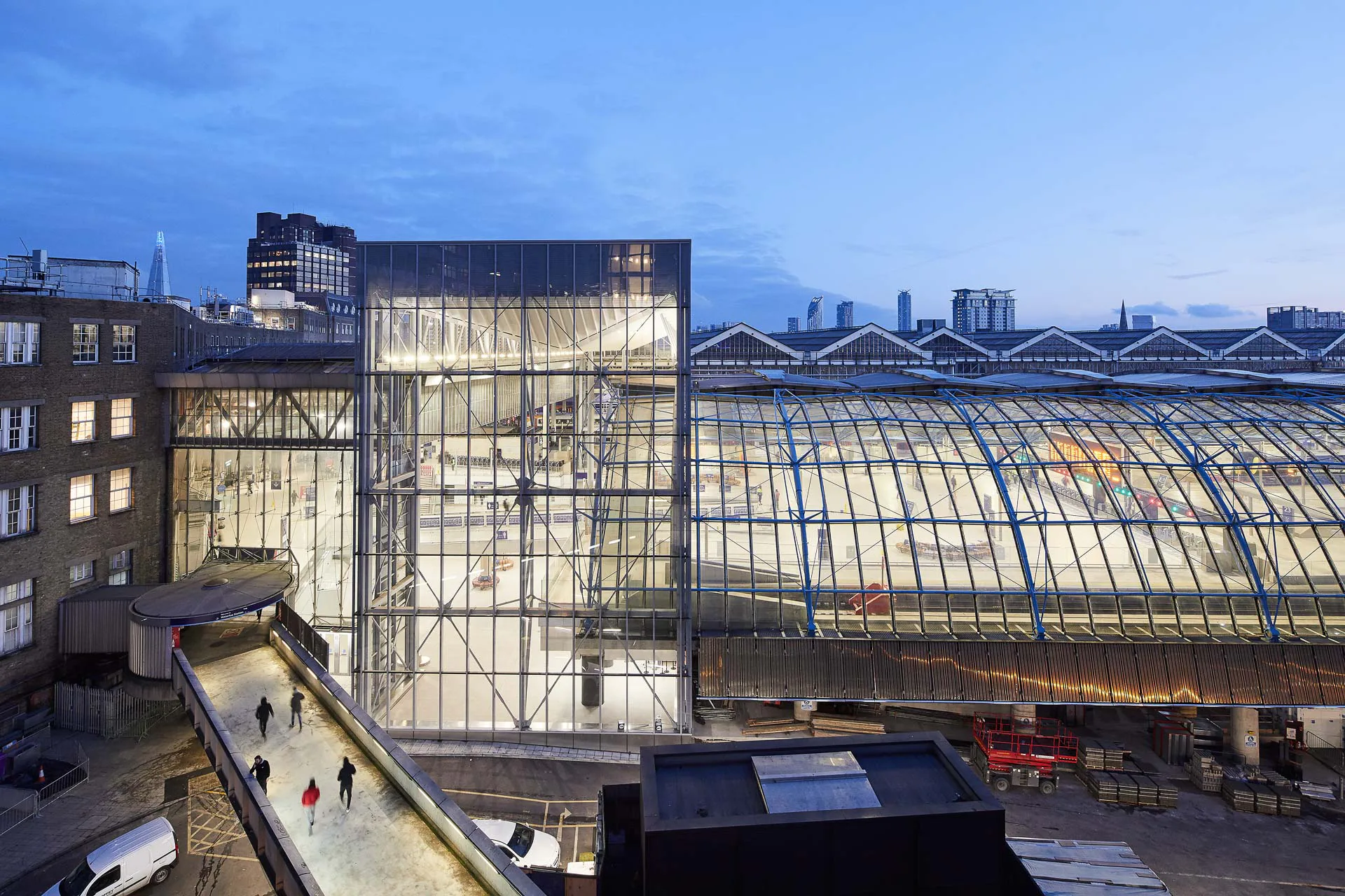 Die neue selbsttragende Konstruktion überspannt die beiden bestehenden Bahnhofsdächer und erstreckt sich über vier Londoner U-Bahn-Linien.