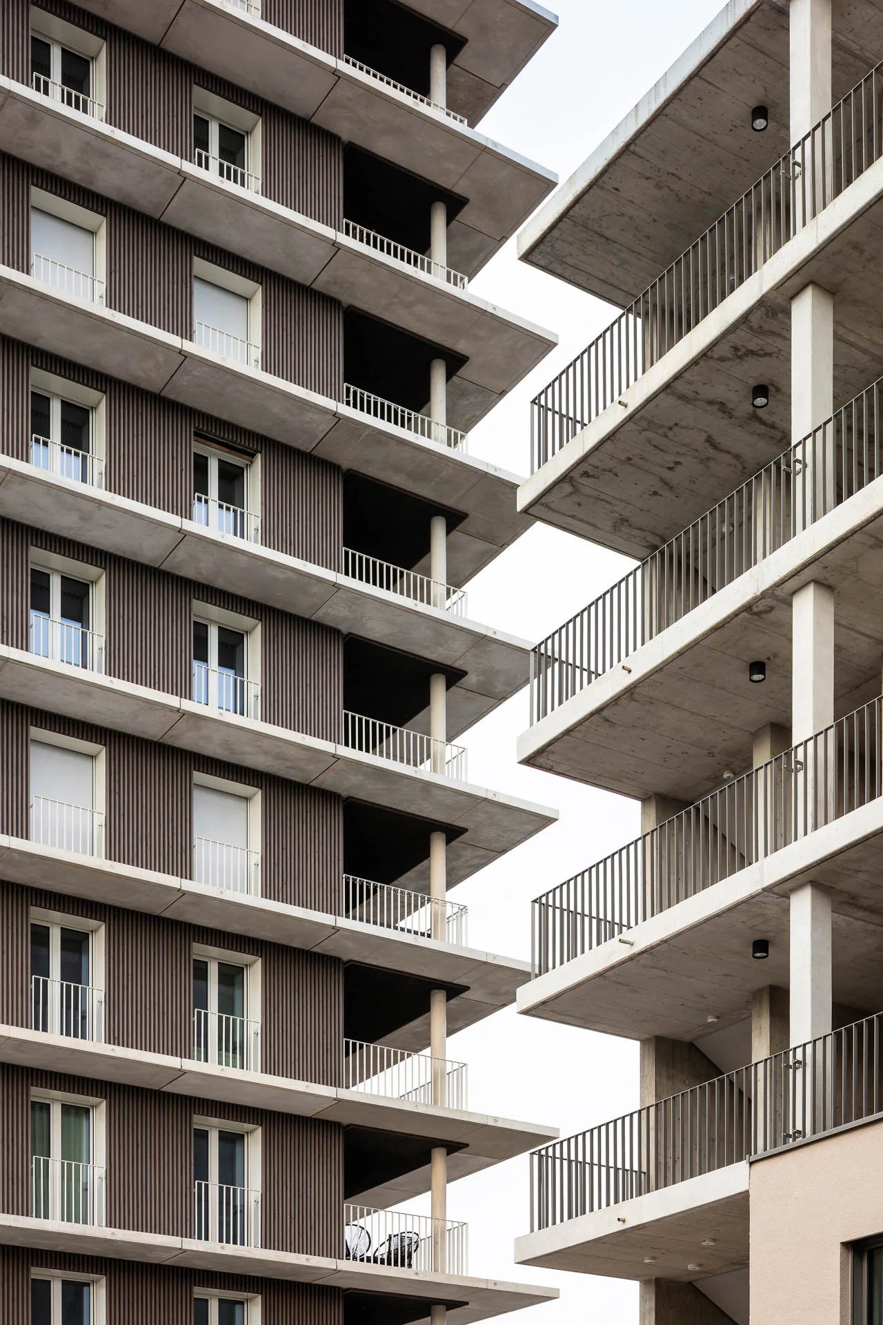 Die Douglasienverschalung ist werkseitig mit der silikatischen Vergrauungslasur Keim Lignosil-3Verano behandelt. Die diffusionsoffene Oberfläche steuert die Patinierung, verhindert Fleckenbildung und erhöht die Dauerhaftigkeit.