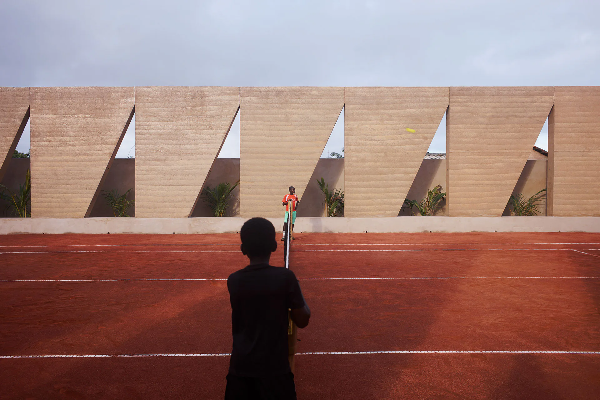 Licht und Schatten bestimmen die kleine Tennisanlage des Backyard Community Clubs.