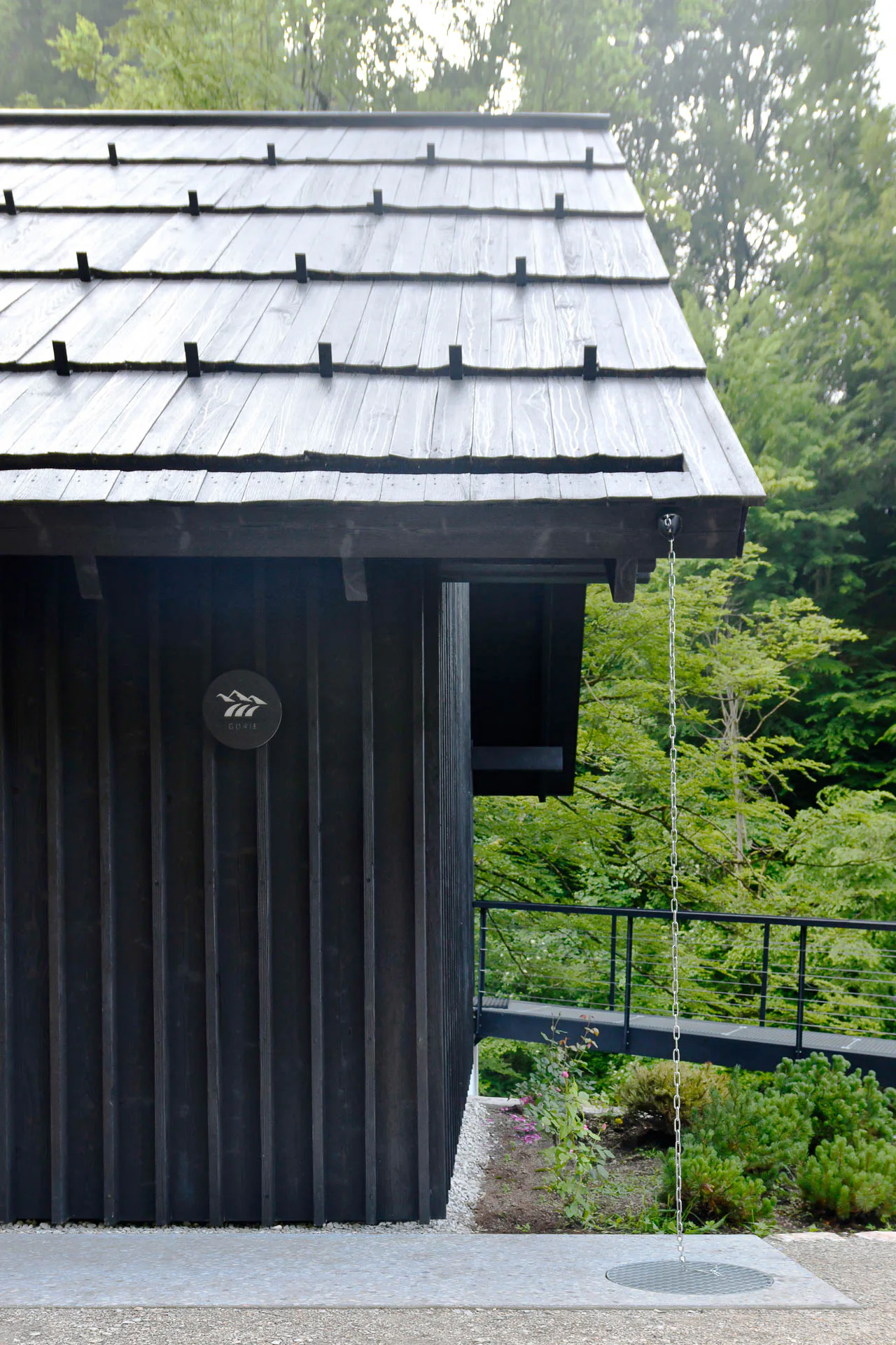 Fassade und Dach sind mit verkohltem Holz verkleidet.
