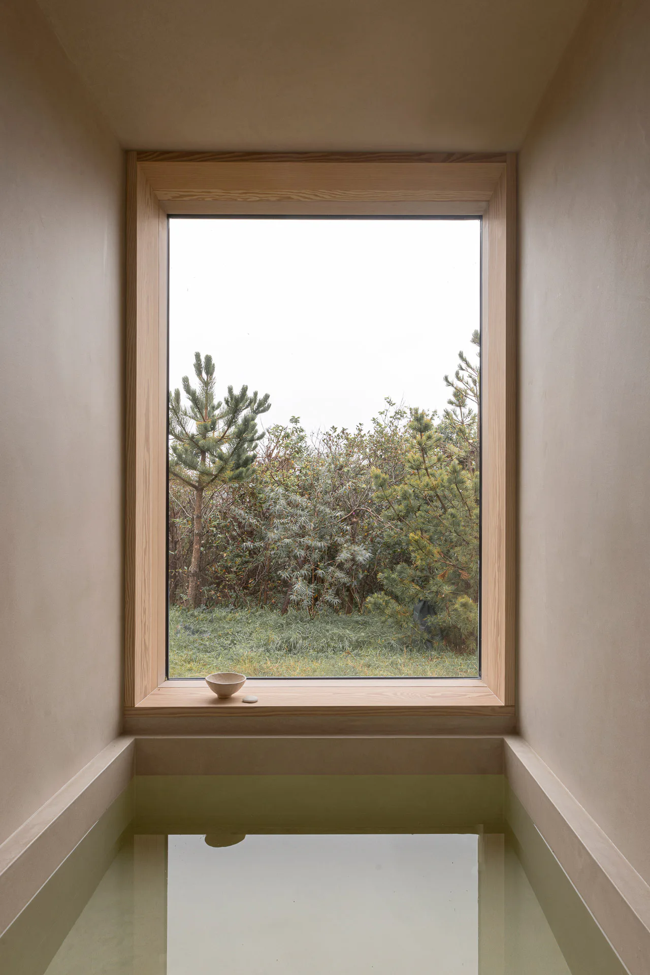 Ein großzügiges Fenster lässt innen und außen miteinander verschmelzen.