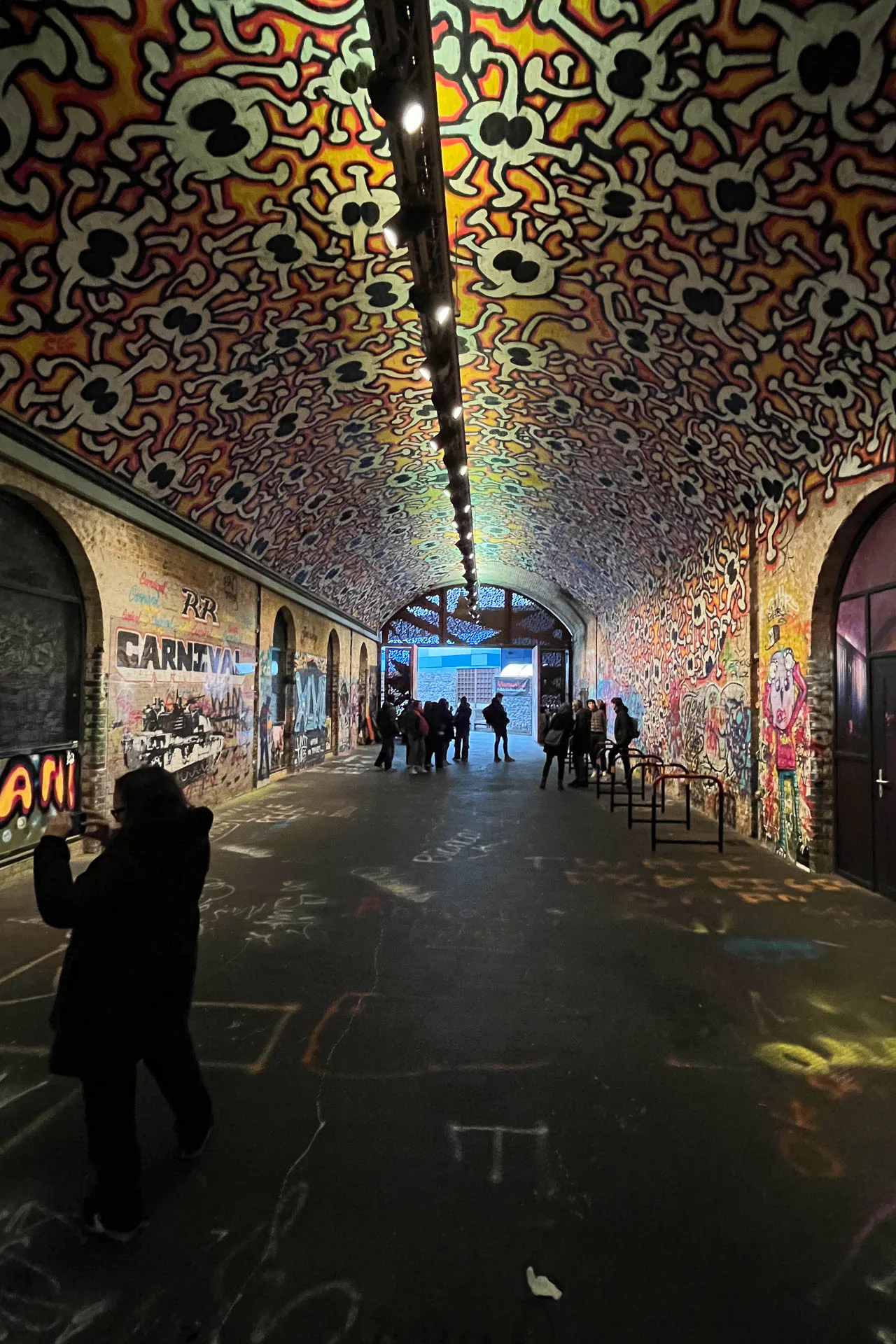 Der ehemalige Zugangstunnel und die historischen Eisenbahnbögen wurden in die stadtbekannte Street-Art-Destination „Leak Street Arches” umgewandelt.