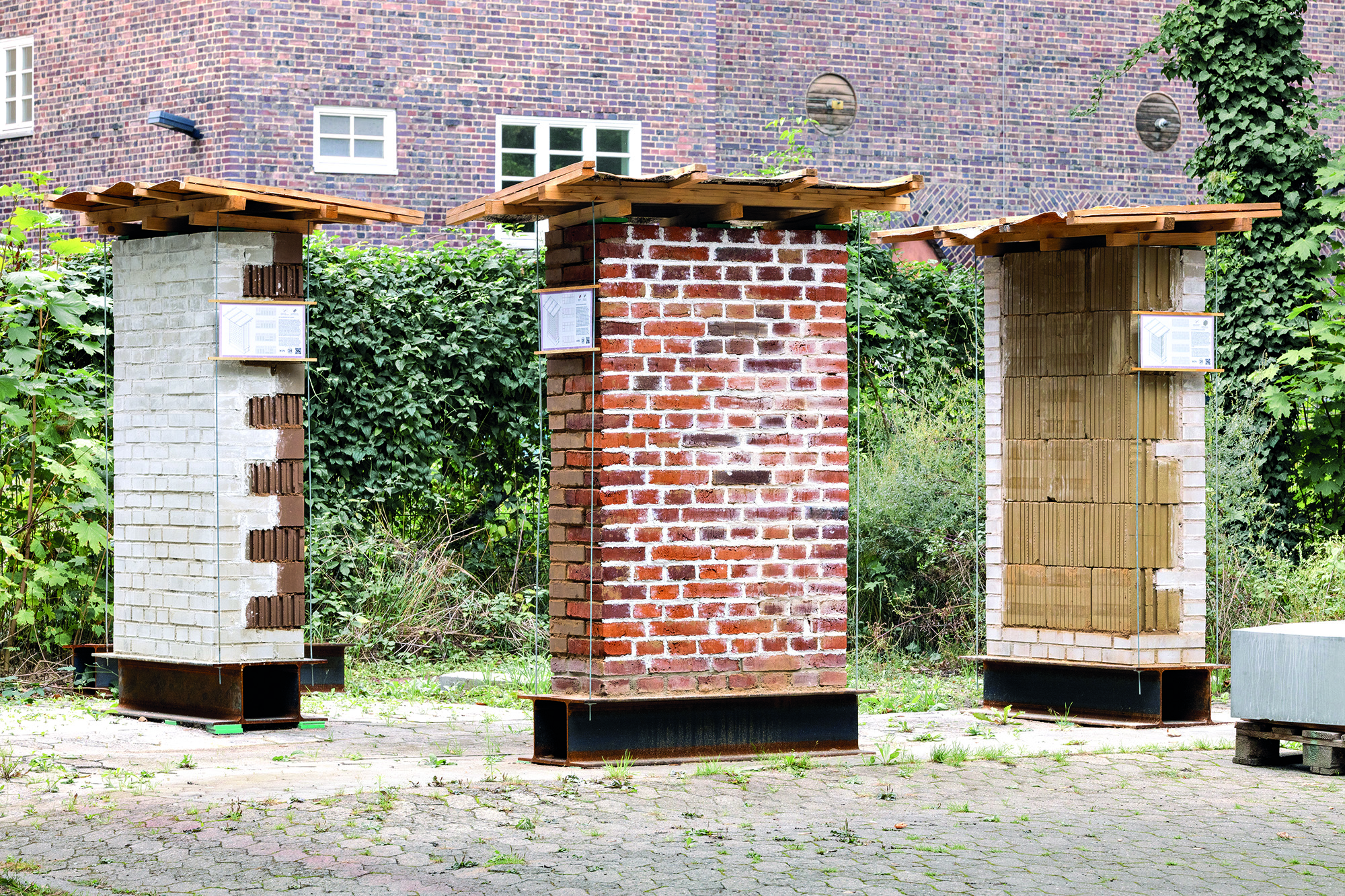 Im Rahmen eines Seminars haben Architekturstudierende drei Wände als bewitterte Demonstratoren auf dem Campus der TU Braunschweig errichtet. Die experimentelle Dachkonstruktion besteht aus Birkenrinde.