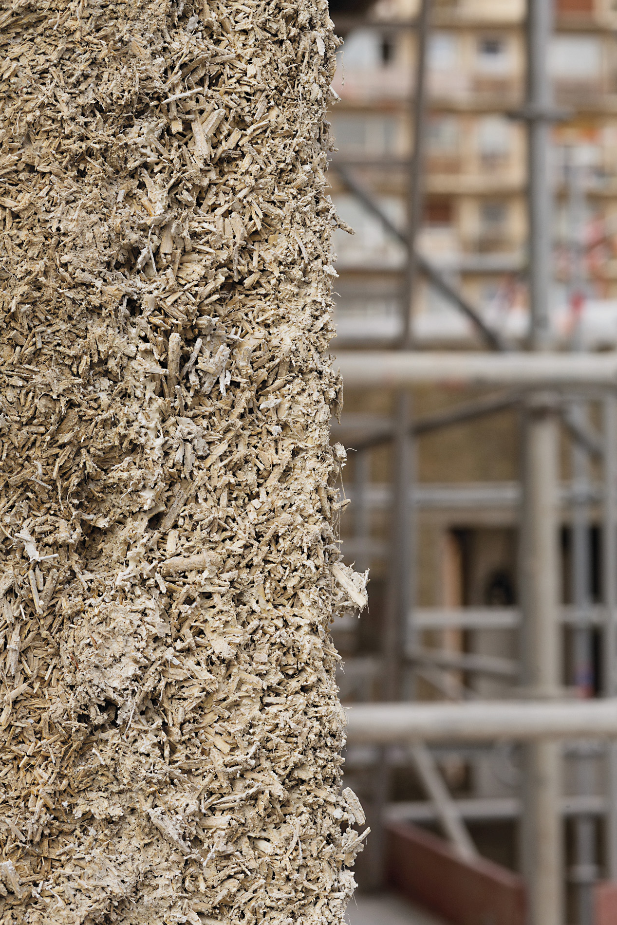 Bei dem Pariser Bau vorhaben wurden Hanf und Kalk erst auf der Baustelle vermischt. Durchschnittlich benötigt das Dämmaterialeinen Monat pro 10 cm Materialstärke, um durchzutrocknen.