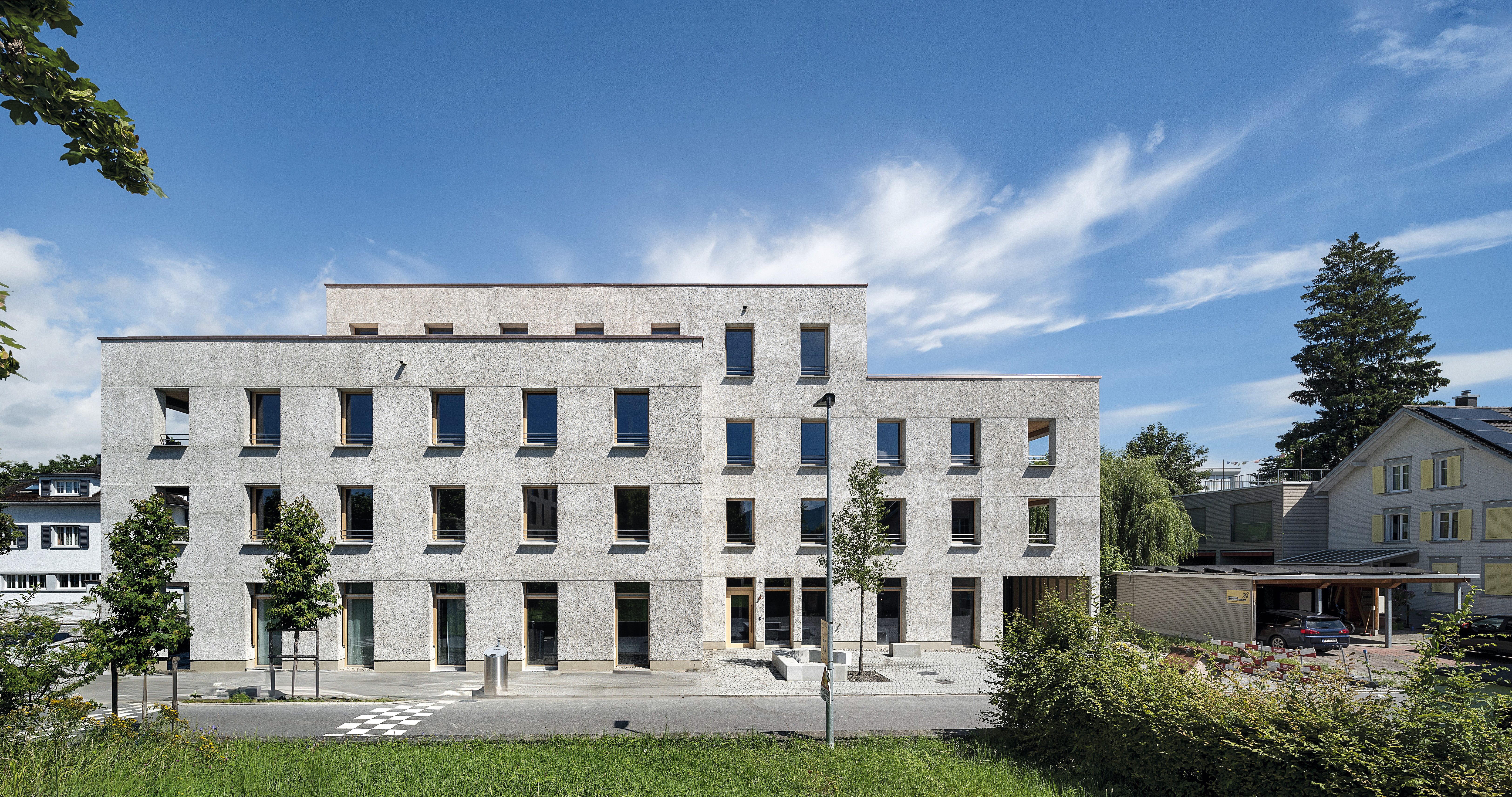 Als „Europas größtes Hanfhaus“ ist Valley Widnau in der Schweiz bekannt geworden. Die Außenwände des von Baumschlager Eberle entworfenen Wohnungsbaus sind mit 44 cm Hanfkalk gedämmt.