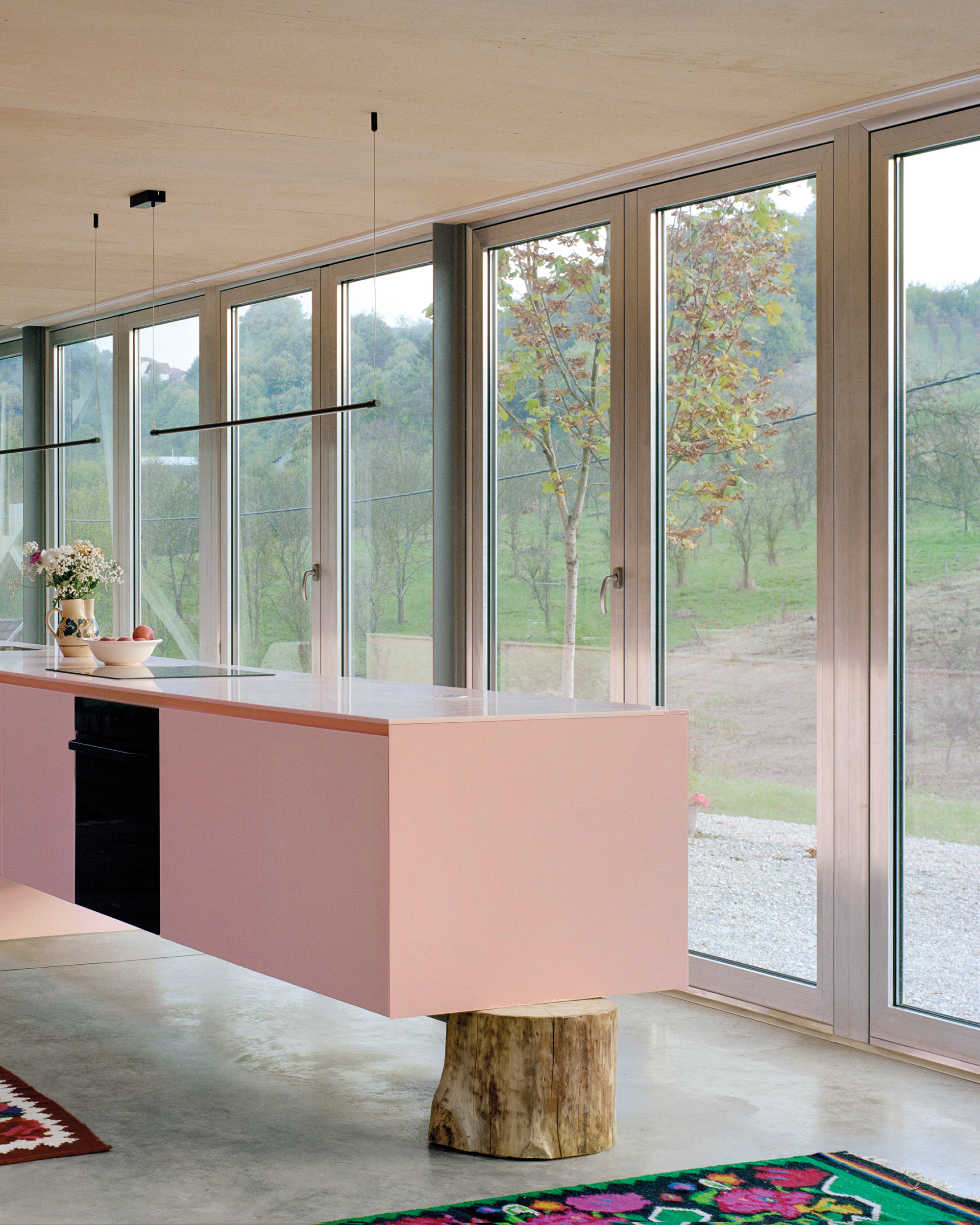 Viel Sorgfalt und Liebe zum Detail legten die Architekten in die Küchenmöbel. Sie sind das Herz für sämtliche gemeinschaftliche Aktivitäten.