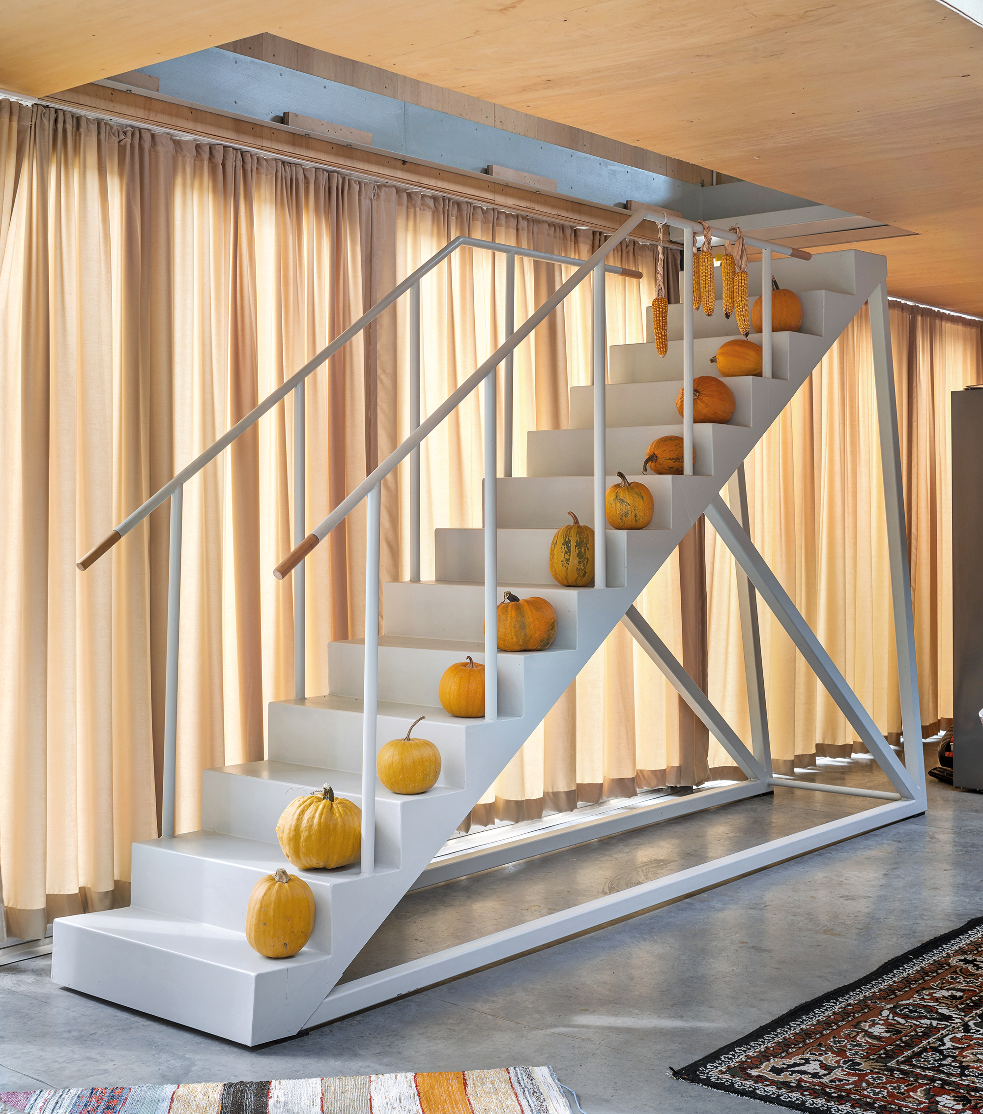 Wie eine fahrbare Gangway führt die Treppe in den Mehrzweckraum im Obergeschoss. Bei Bedarf kann sie zur Seite geschoben werden.