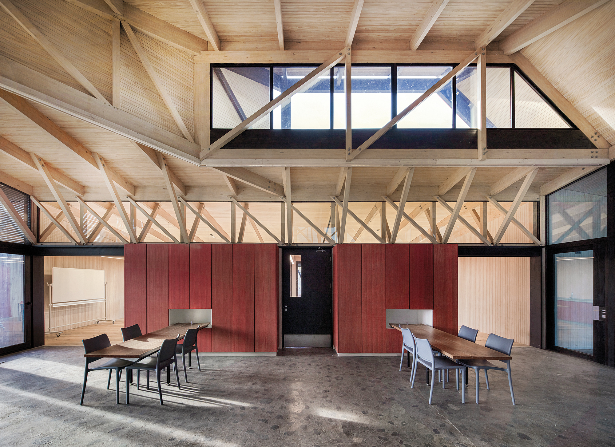 The central hall of the school in Pivadenco combines many functions: sports hall, dining area, circulation, and entrance.