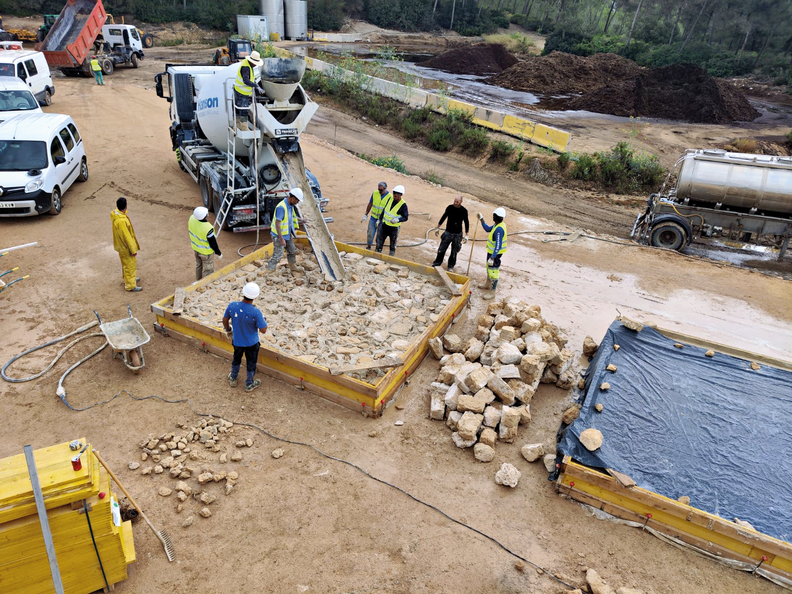 40 % of marès stone was added to the concrete mixture – including large stones as well as gravel from the same stone source.