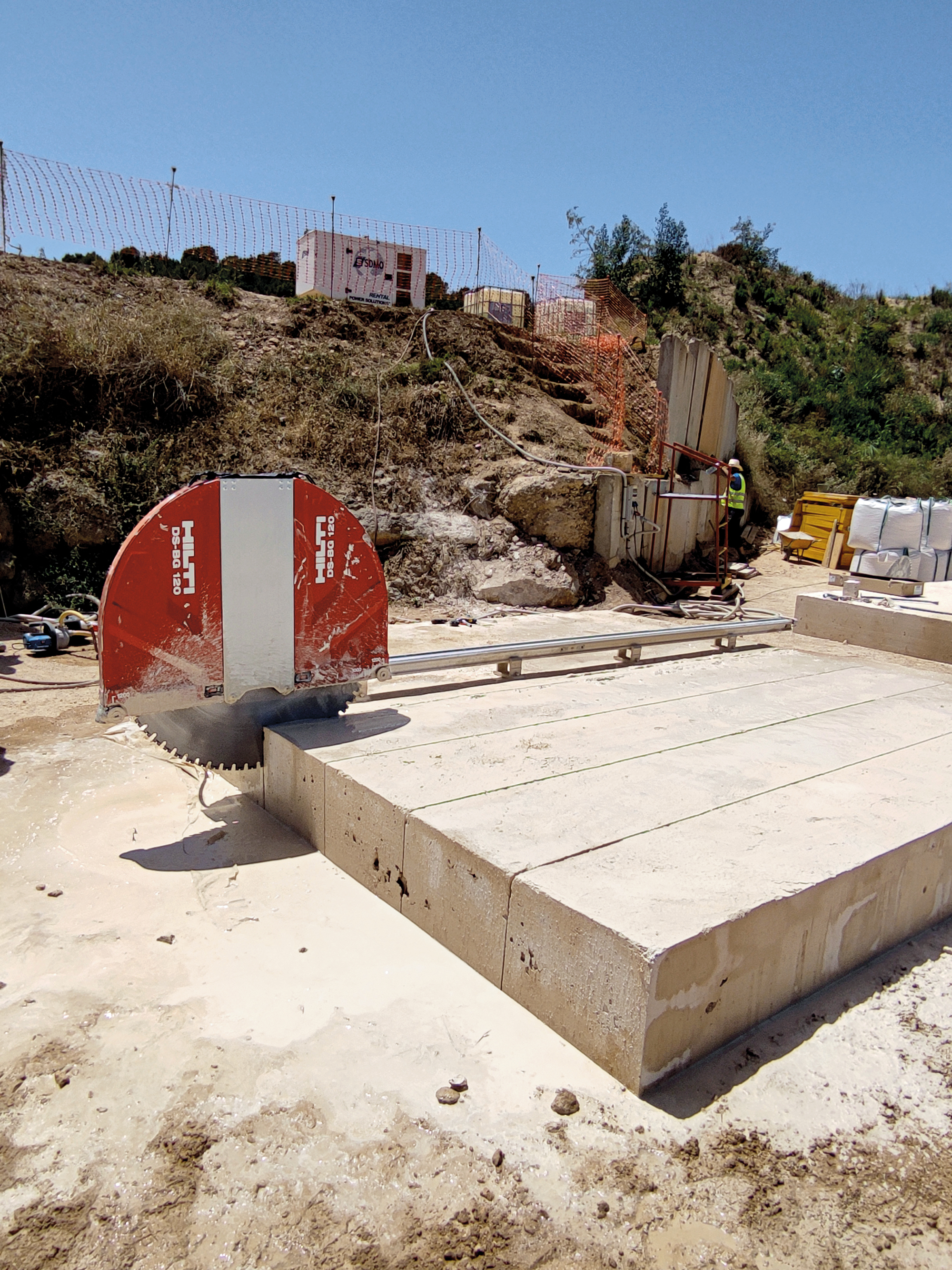 By cutting the slabs, the marès stone becomes visible again along the surface of the concrete masonry block