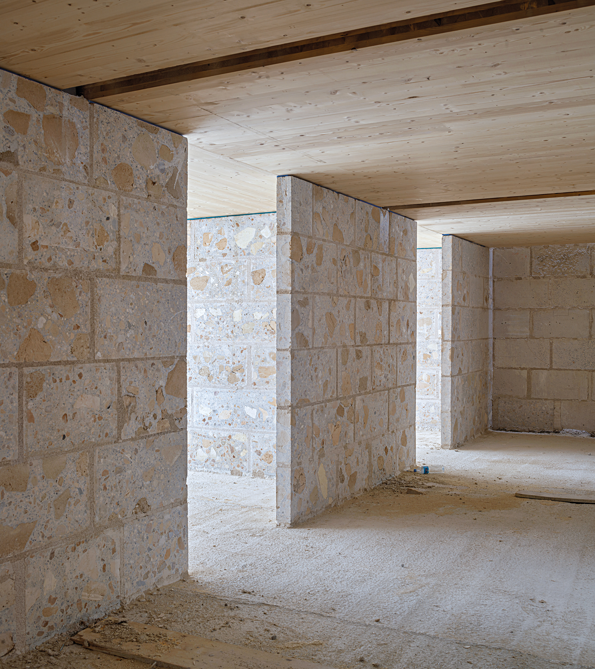 The wall thickness decreases on each floor from bottom to top, since loads decrease as well. This results in four different block formats.