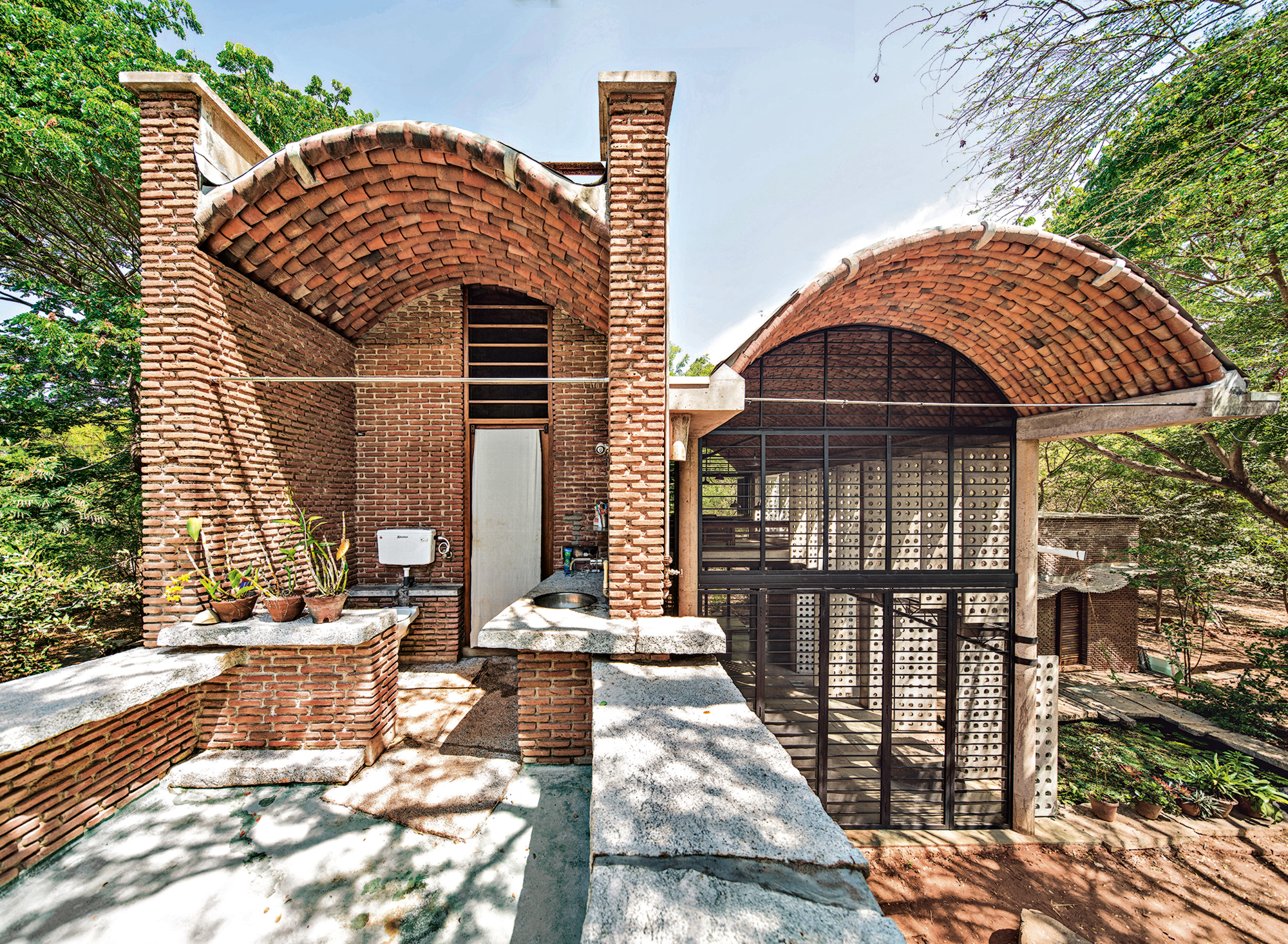 Das Wall House ist ein experimenteller Wohnraum, der zugleich Labor und Zuhause ist. Hier verschmelzen Materialforschung, Handwerk und architektonische Erfahrung zu einer offenen, lebendigen Architektur.