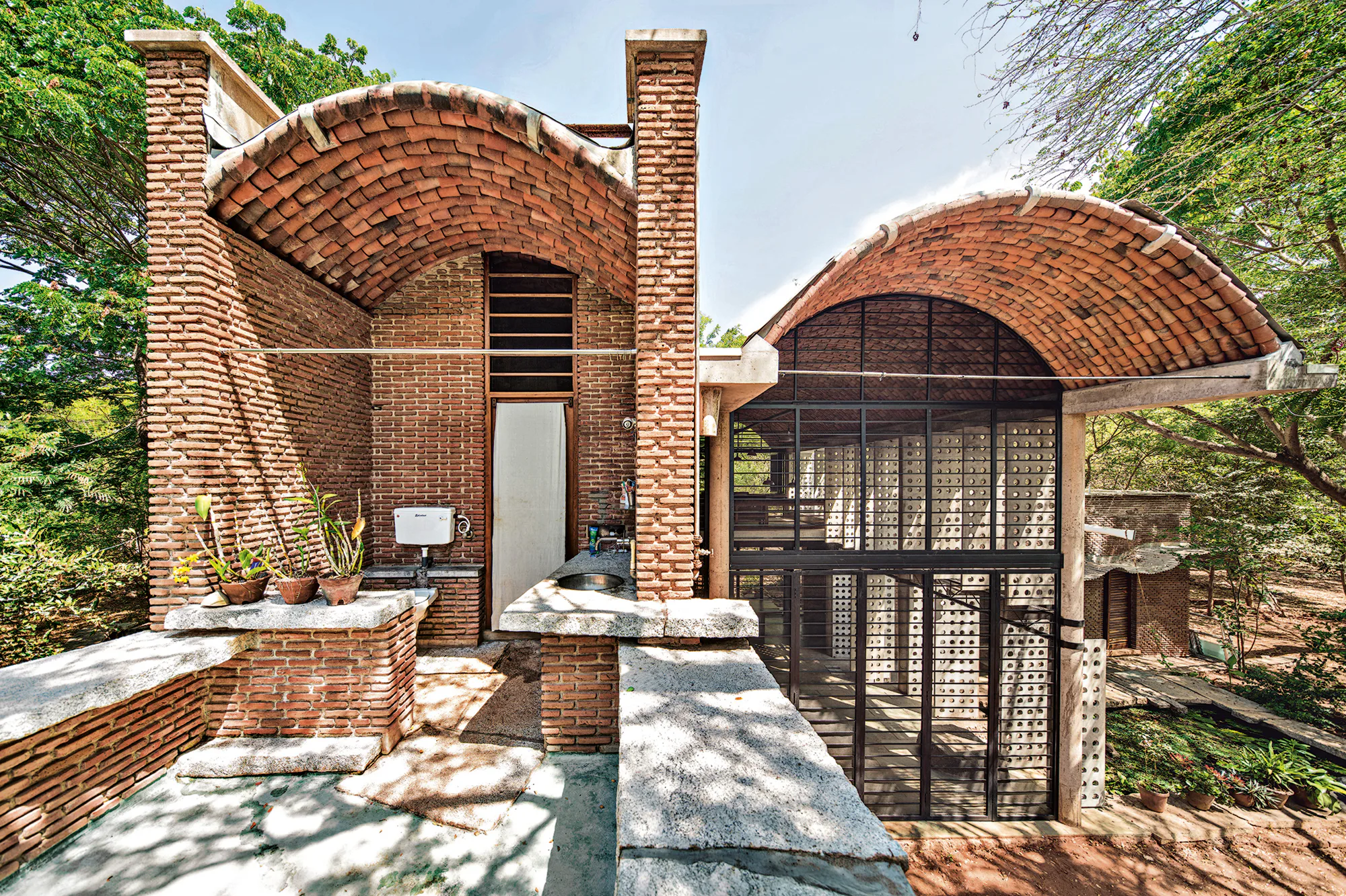 Das Wall House ist ein experimenteller Wohnraum, der zugleich Labor und Zuhause ist. Hier verschmelzen Materialforschung, Handwerk und architektonische Erfahrung zu einer offenen, lebendigen Architektur.