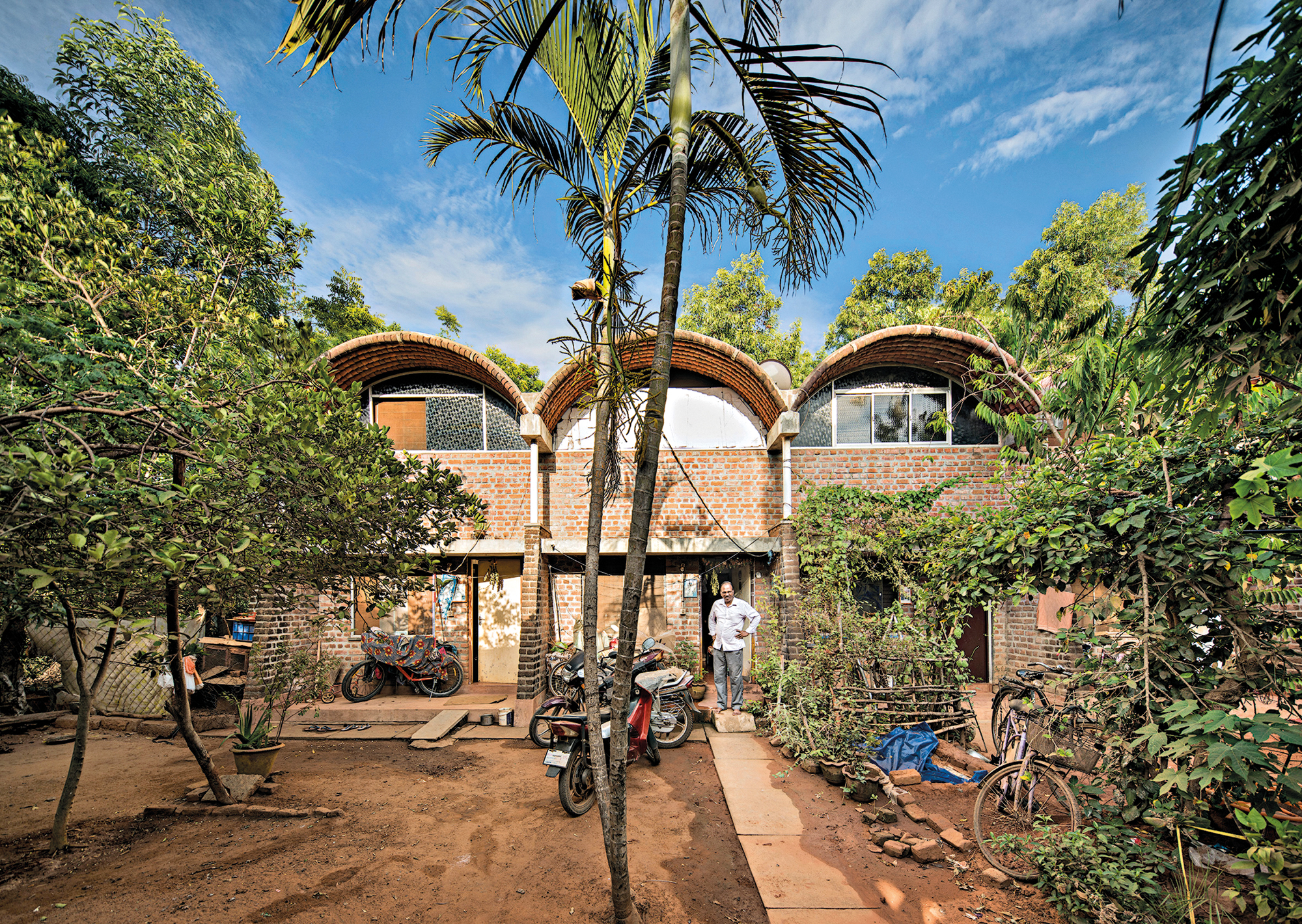Bei dem Wohnkomplex Sangamam in Auroville kombinieren Anupama Kundoo Architects traditionelle Lehmbauweisen mit Zementstabilisierung. So entsteht eine nachhaltige und kostengünstige Architektur, die lokale Ressourcen nutzt.