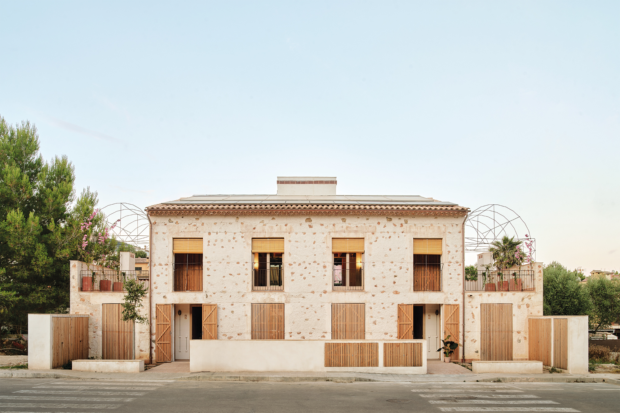 The house, at the fringe of the Mallorcan municipality of Puig­punyent, home to 2000 residents, contains six subsidised apartments accessed by two entrances.