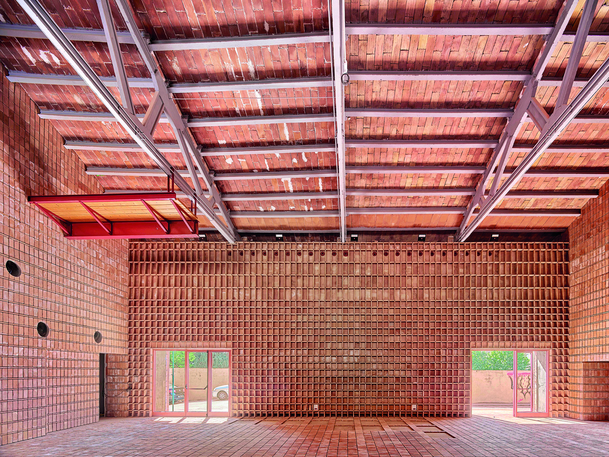The interiors have a very vivid appearance despite the homogeneity of the material. The clinker brick shell conceals the building services.