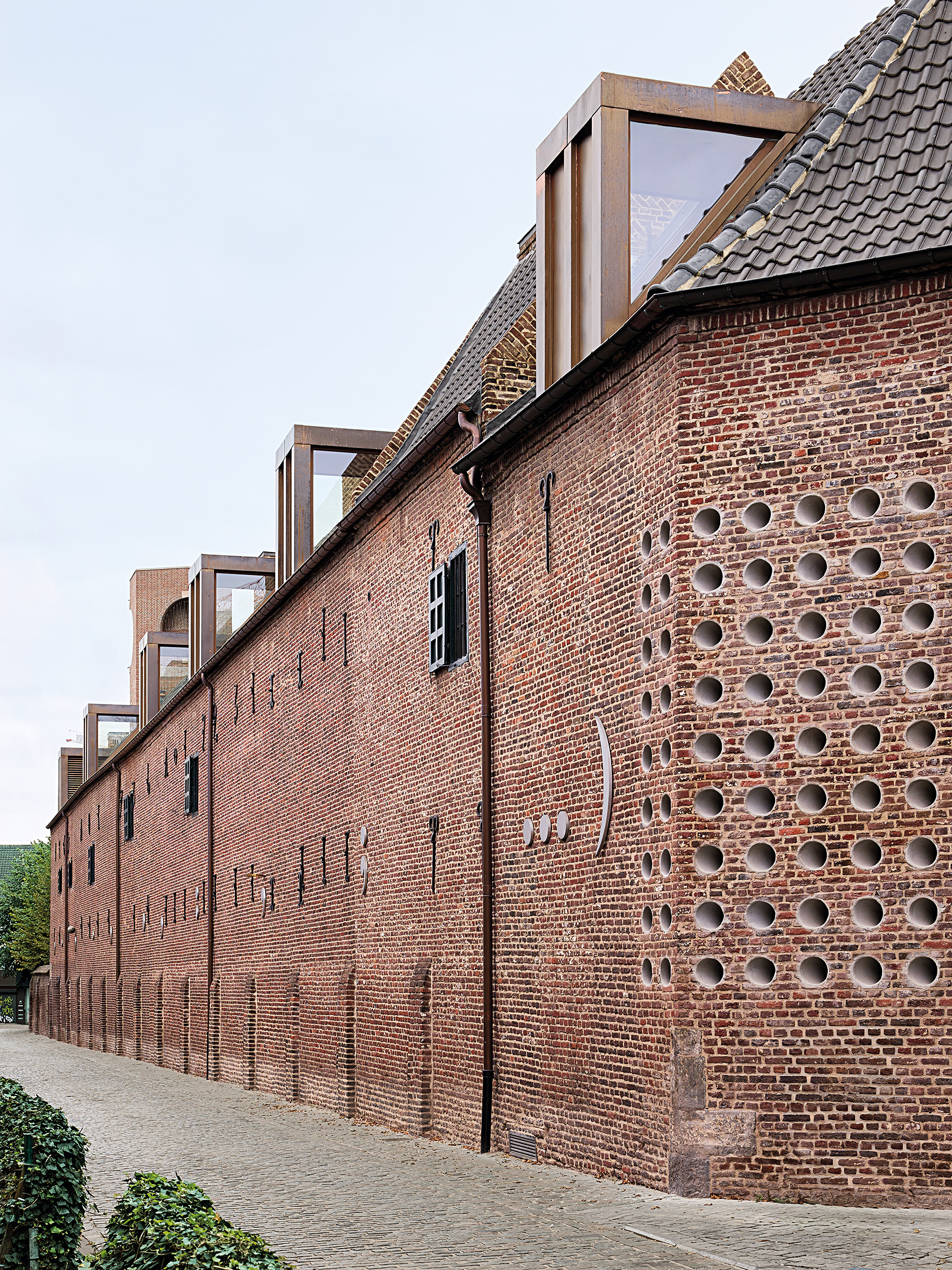 Gegen den Rest der Stadt schirmen sich die Wohnhäuser der Beginen mit nahezu fensterlosen Fassaden ab. Dieses Bild blieb auch bei dem Umbau zur Architekturfakultät erhalten.