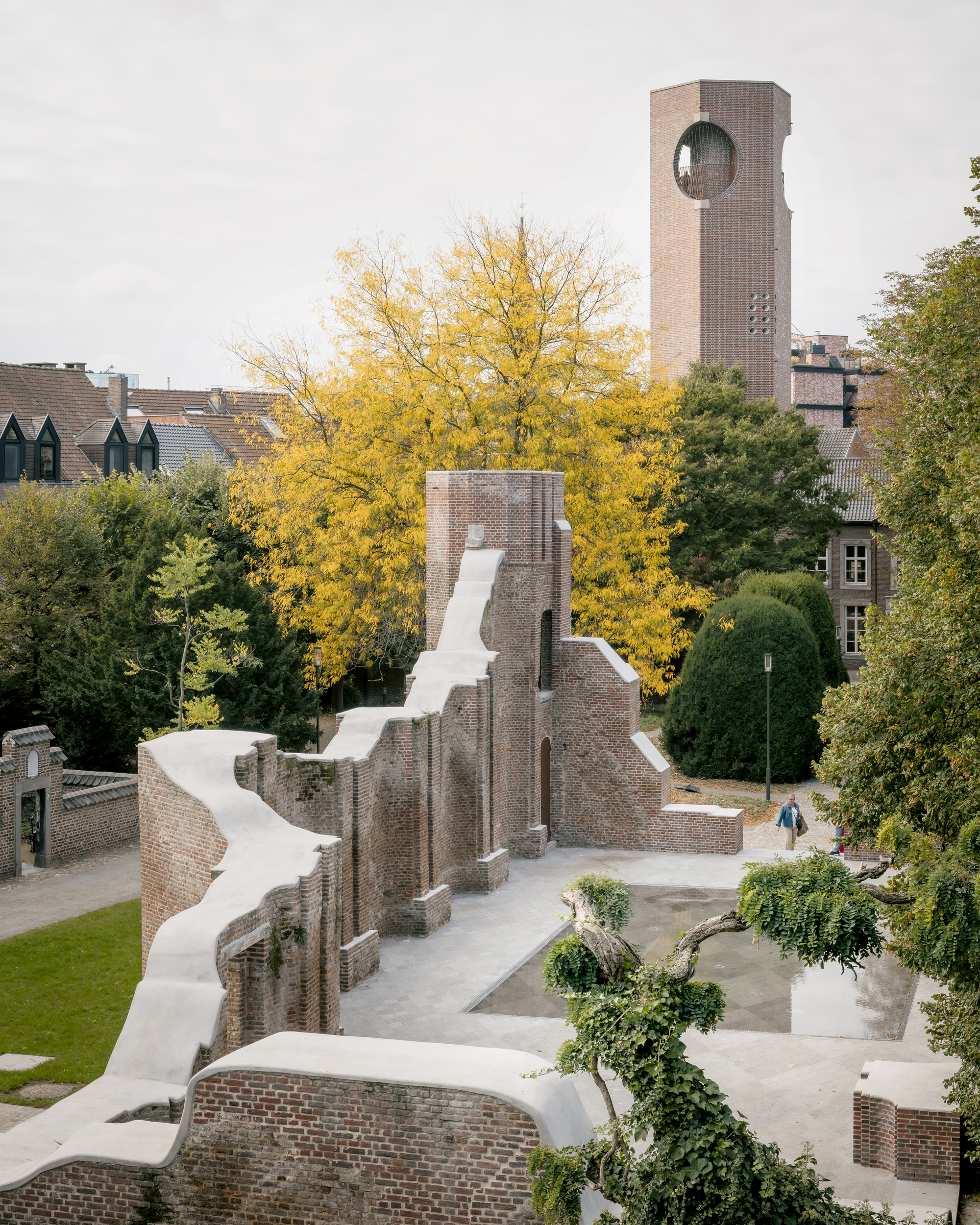 Die Kirchenruine im Innenhof ist zum ­beliebten Treffpunkt für die Stadtbewohner geworden. Vom 30 m hohen Belvedere hat man einen guten Überblick über die Altstadt von Hasselt.