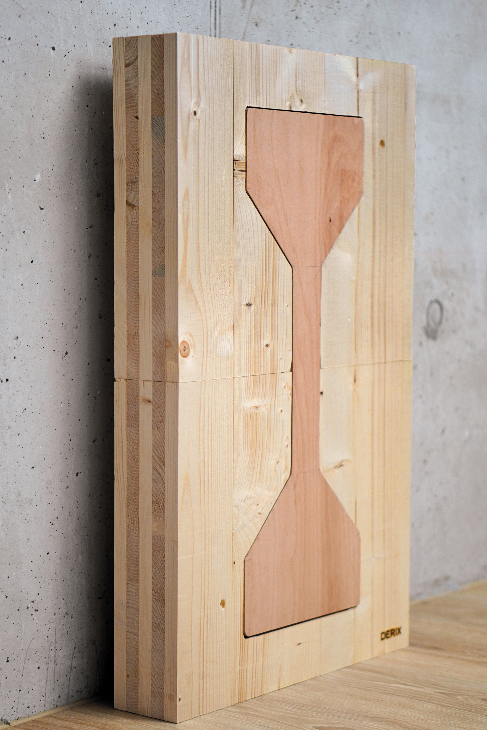 Ein „Knochen” aus Furnierschichtholz ermöglicht die leimfreie Verbindung von Wandelementen.