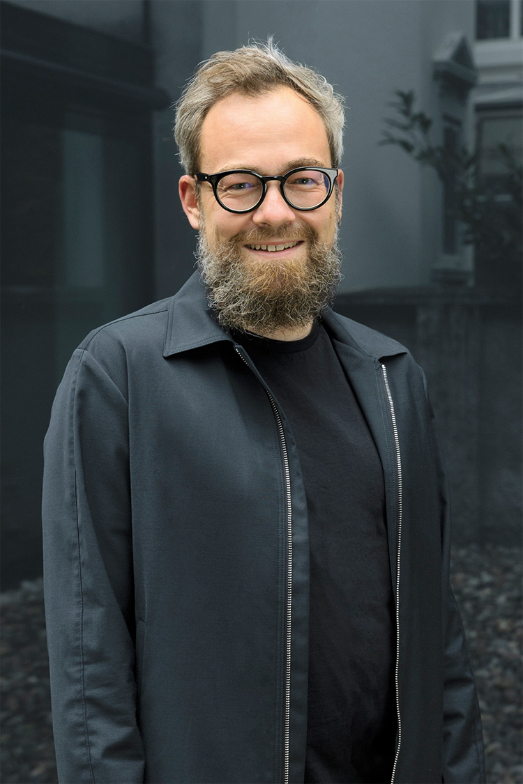 Nach seinem Architekturstudium an der TH Karlsruhe arbeitete Michael Drobnik in Amsterdam, New York und München. 2014 kam er als BIM-Manager zu Herzog & de Meuron nach Basel, seit 2020 ist er dort Associate. Er leitet das Design Technologies-Team, das Architekturprojekte mit digitalen Methoden und Werkzeugen unterstützt. Im Laufe der Jahre haben er und sein Team Forschungsinitiativen wie XR, maßgeschneiderte Early-Design-Tools oder Nachhaltigkeits- und Leistungssimulationen in die tägliche Praxis umgesetzt. Von 2011 bis 2014 lehrte er am Lehrstuhl für Architekturinformatik der TU München; ­darüber hinaus war er Kommissionsmitglied und Dozent an der ETH Zürich.