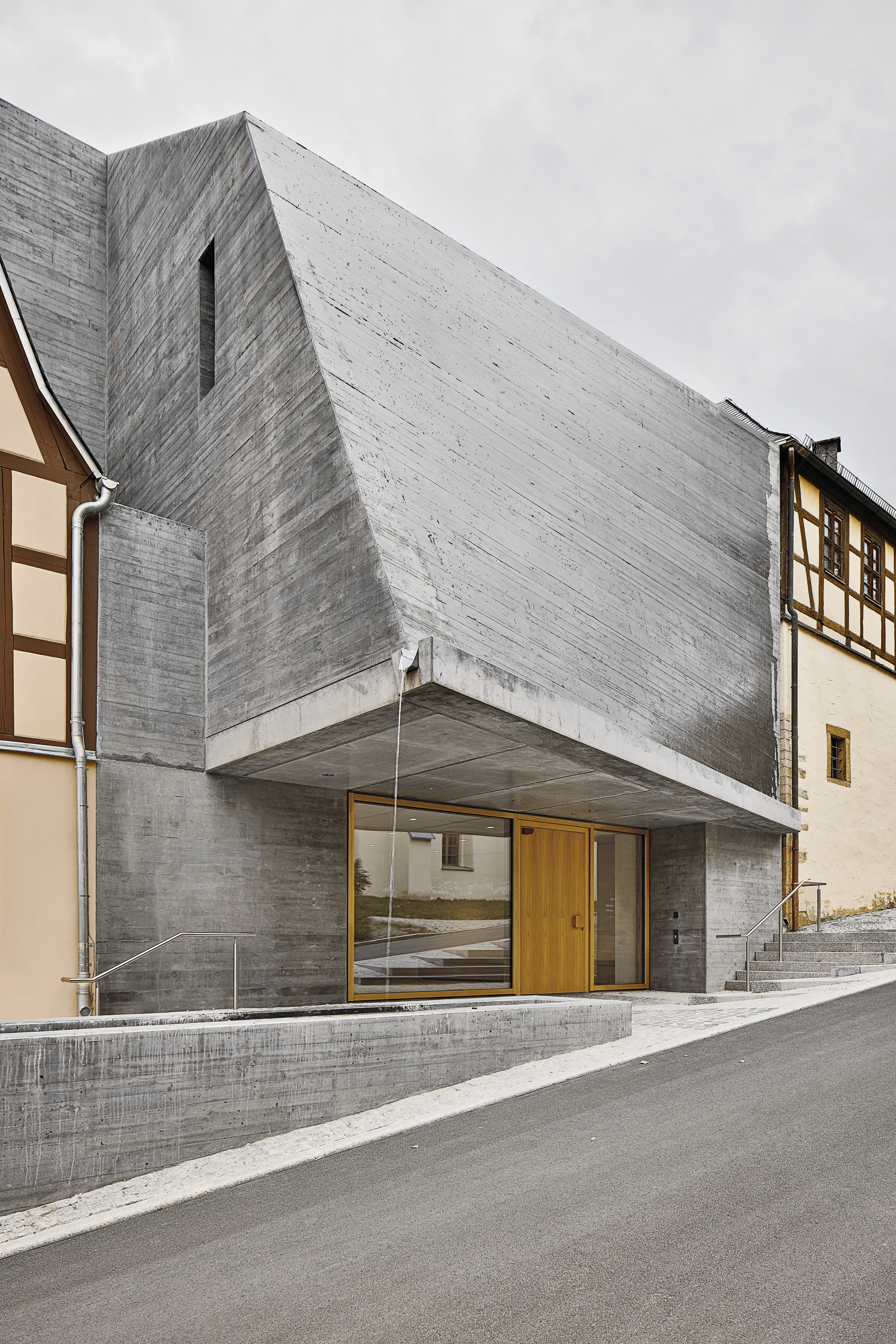 The doubly curved concrete surface recalls a mussel shell. An individually adjustable nozzle system continuously sprays a film of water onto the building envelope.