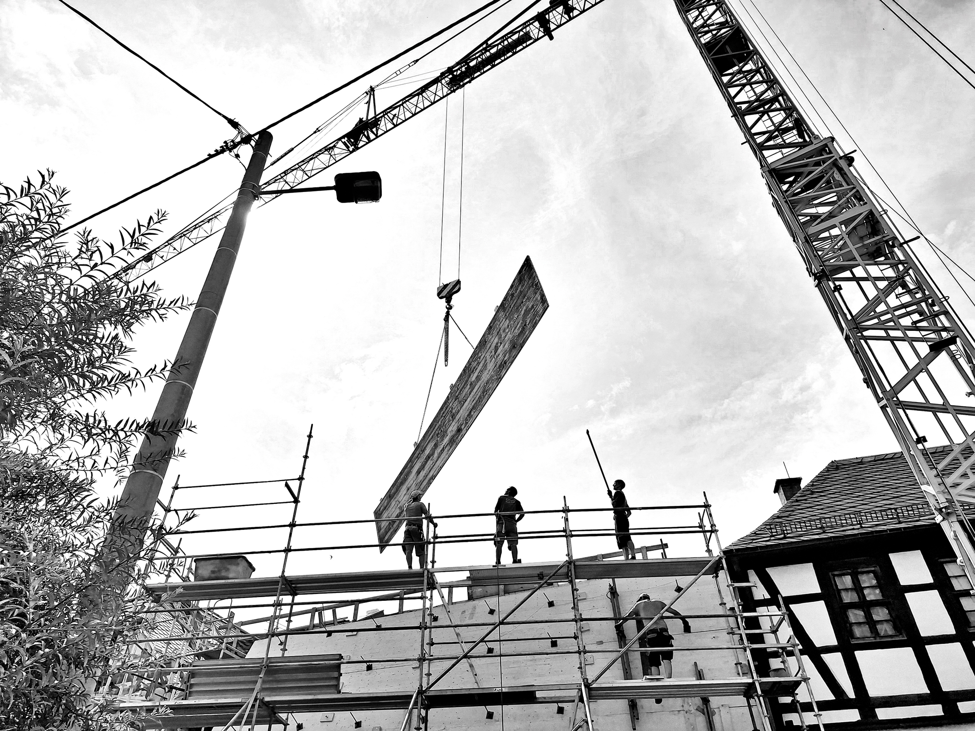 Die sägerauen Bretter wurden zu größeren Einheiten zusammengefasst und auf flexibel verformbare Schalungsplatten montiert.