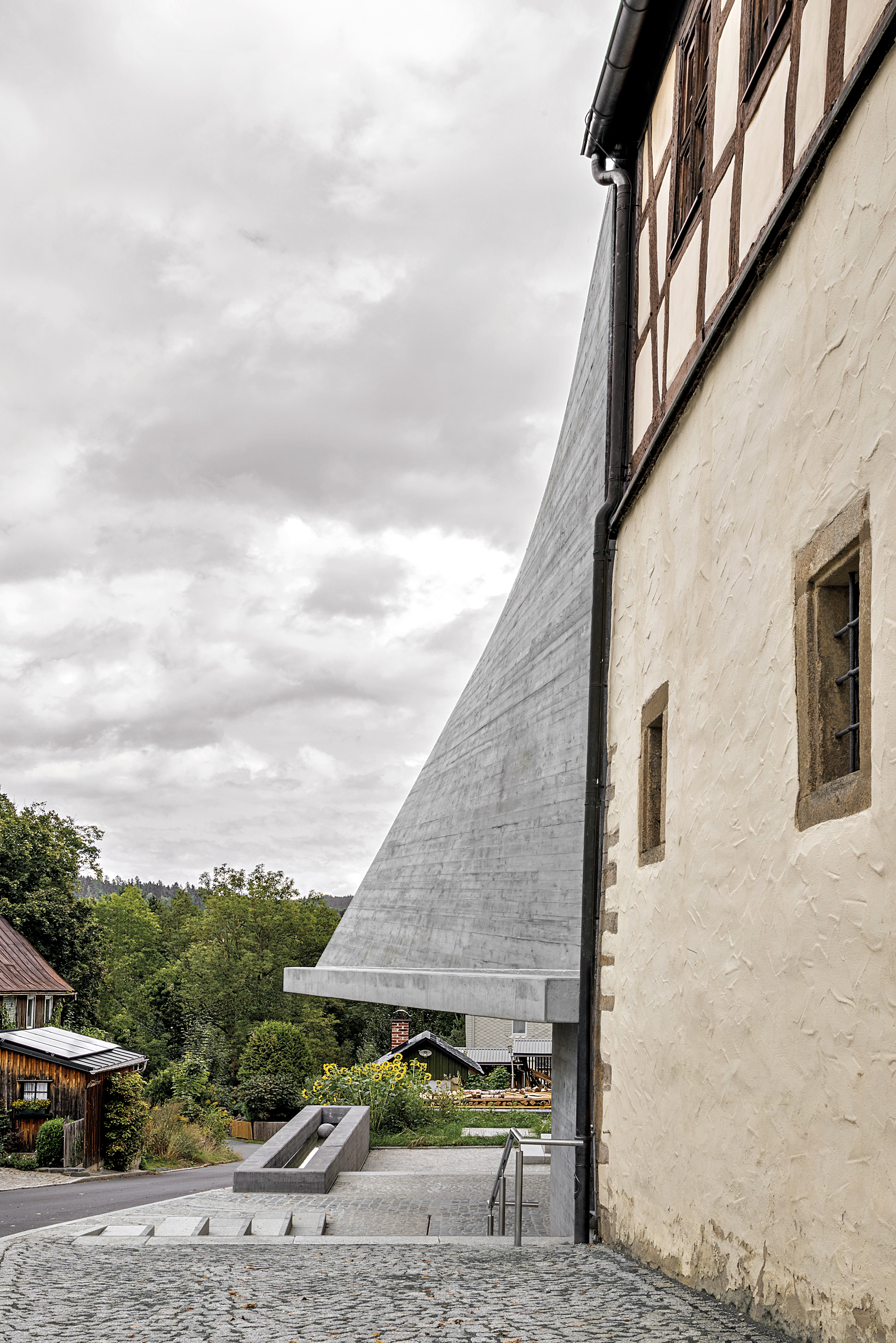 Auf den ersten Blick überraschend, in der  Rückschau erhellend: Die seitliche Perspektive liefert aufschlussreiche Erkenntnisse zur Geometrie der Hyparschale.