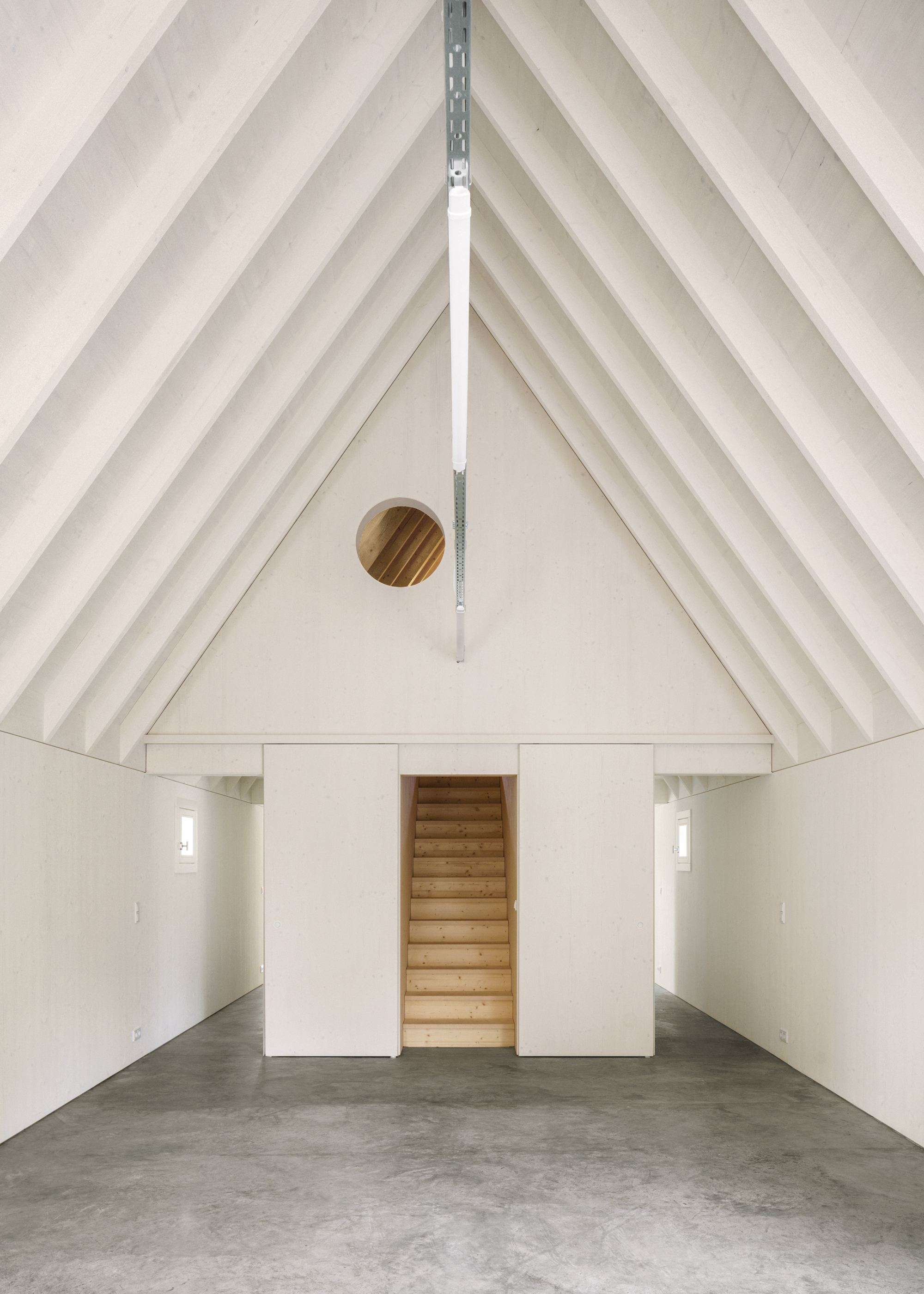 Der rohe Betonboden im Atelier ist lediglich flügelgeglättet. Die Bauteilaktivierung der Platte sorgt für ein gutes Raumklima.