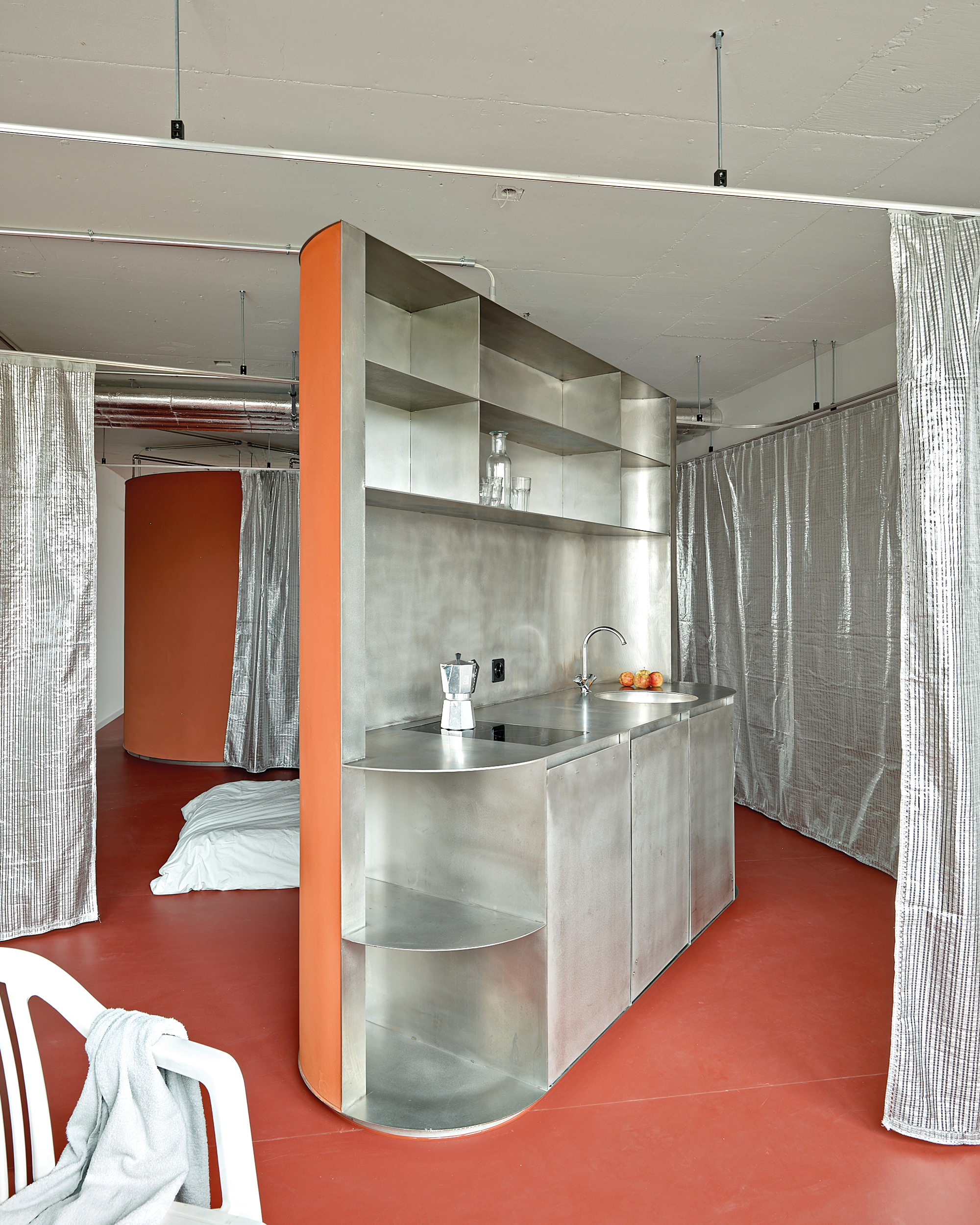 Schalenförmige Raumelemente bilden Wärmeinseln in den Apartments.