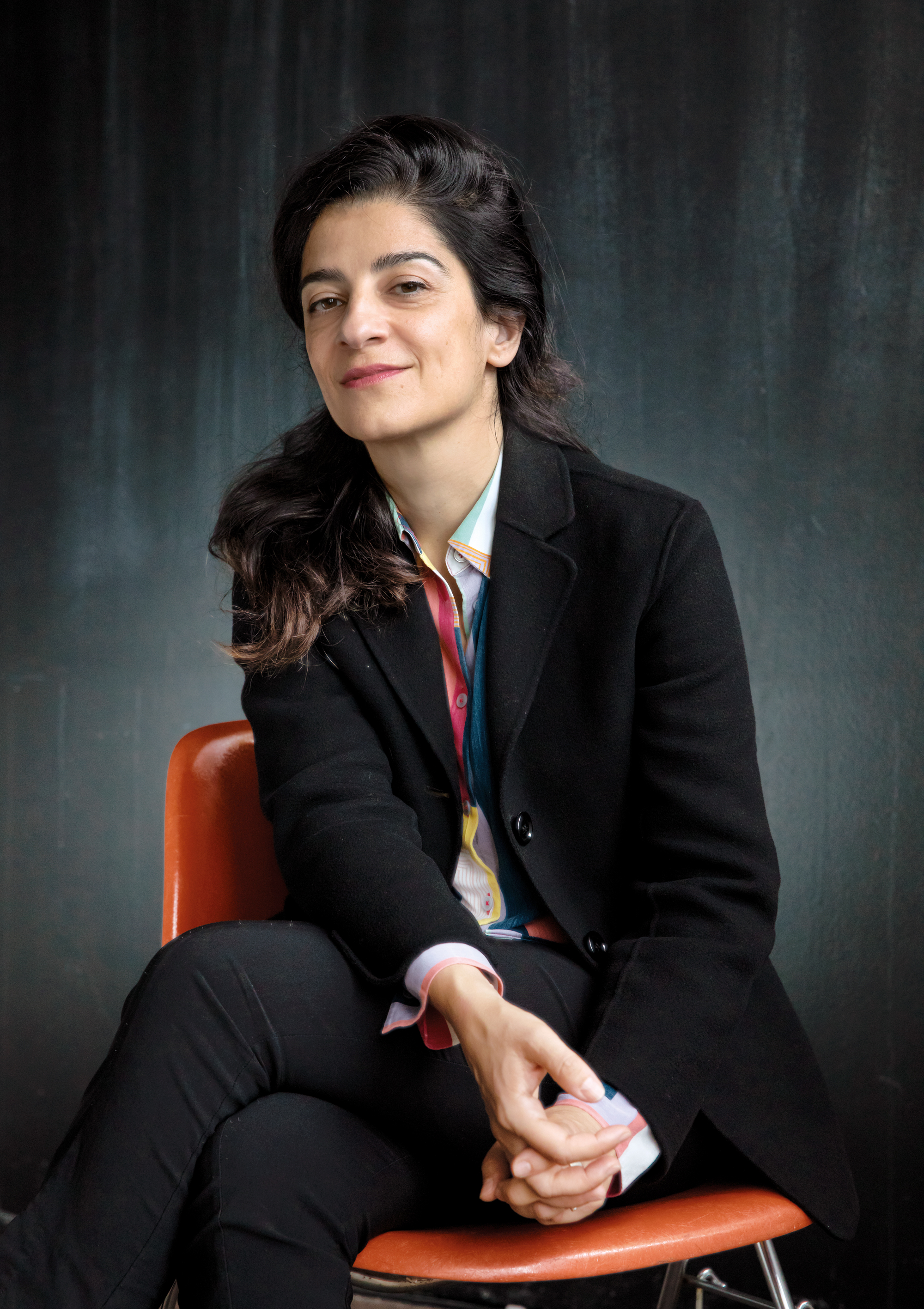 Elli Mosayebi ist Architektin, Partnerin von EMI Architekt*innen und Professorin für Architektur und ­Entwurf der ETH ­Zürich. Zu ihren Forschungsfeldern gehört unter anderem der Wohnungsbau und sein gegenwärtiger Wandel.