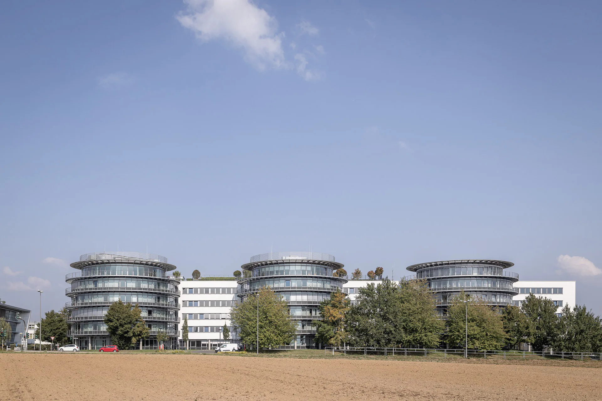 Lindner hat kürzlich die Hülle von zwei der sechs polygonalen Gebäude der Ludwig-Erhard-Anlage aus den 1990er Jahren revitalisiert.