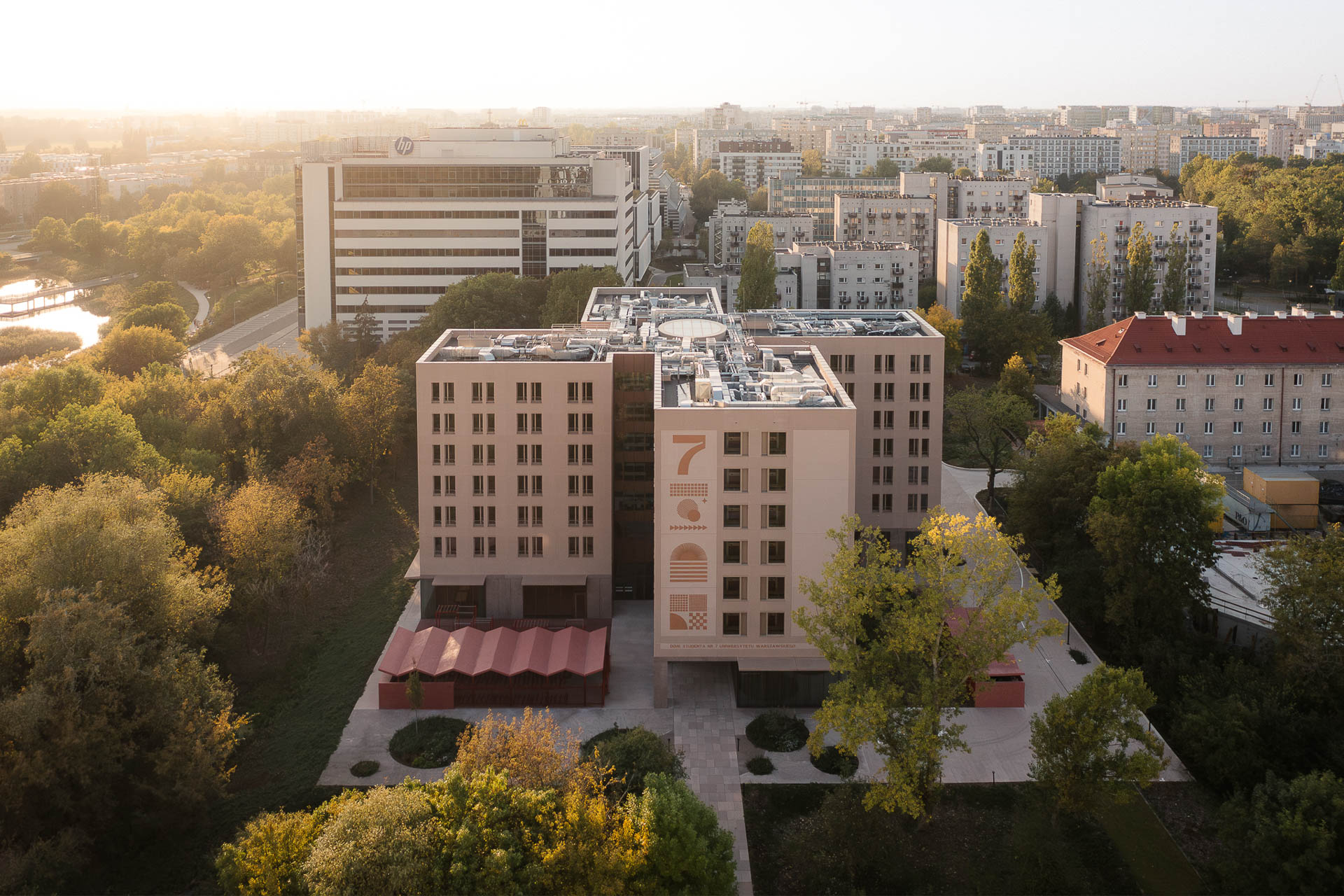 Eingebettet in die Landschaft liegt das windmühlenartige Studentenwohnheim No. 7 in Warschau, entworfen von Projekt Praga.