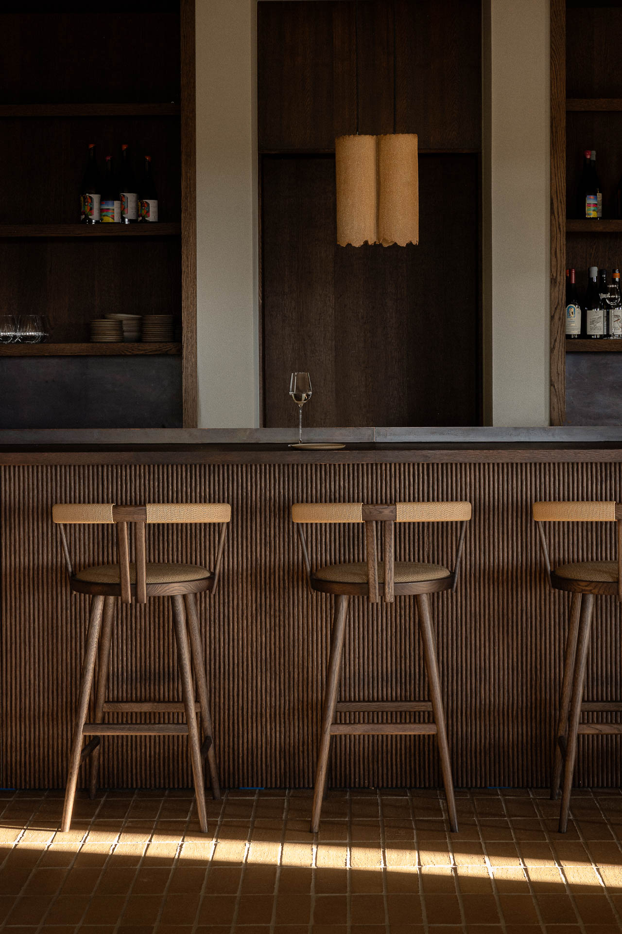 Lounge mit maßgefertigten Sitzmöbeln und massiven Beistelltischen aus Holz.