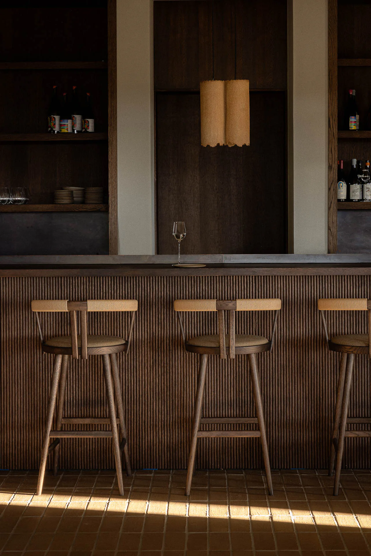 Lounge mit maßgefertigten Sitzmöbeln und massiven Beistelltischen aus Holz.