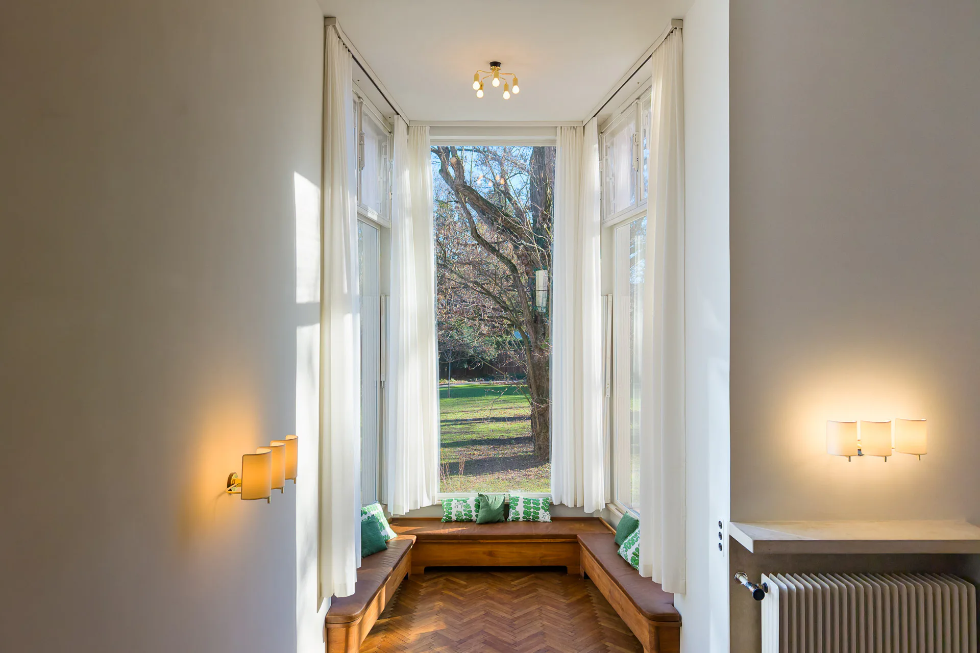 Die großen Fenster und die offene Raumfolge verbinden Innen- und Außenbereich zu einem fließenden, lichtdurchfluteten Gesamterlebnis.