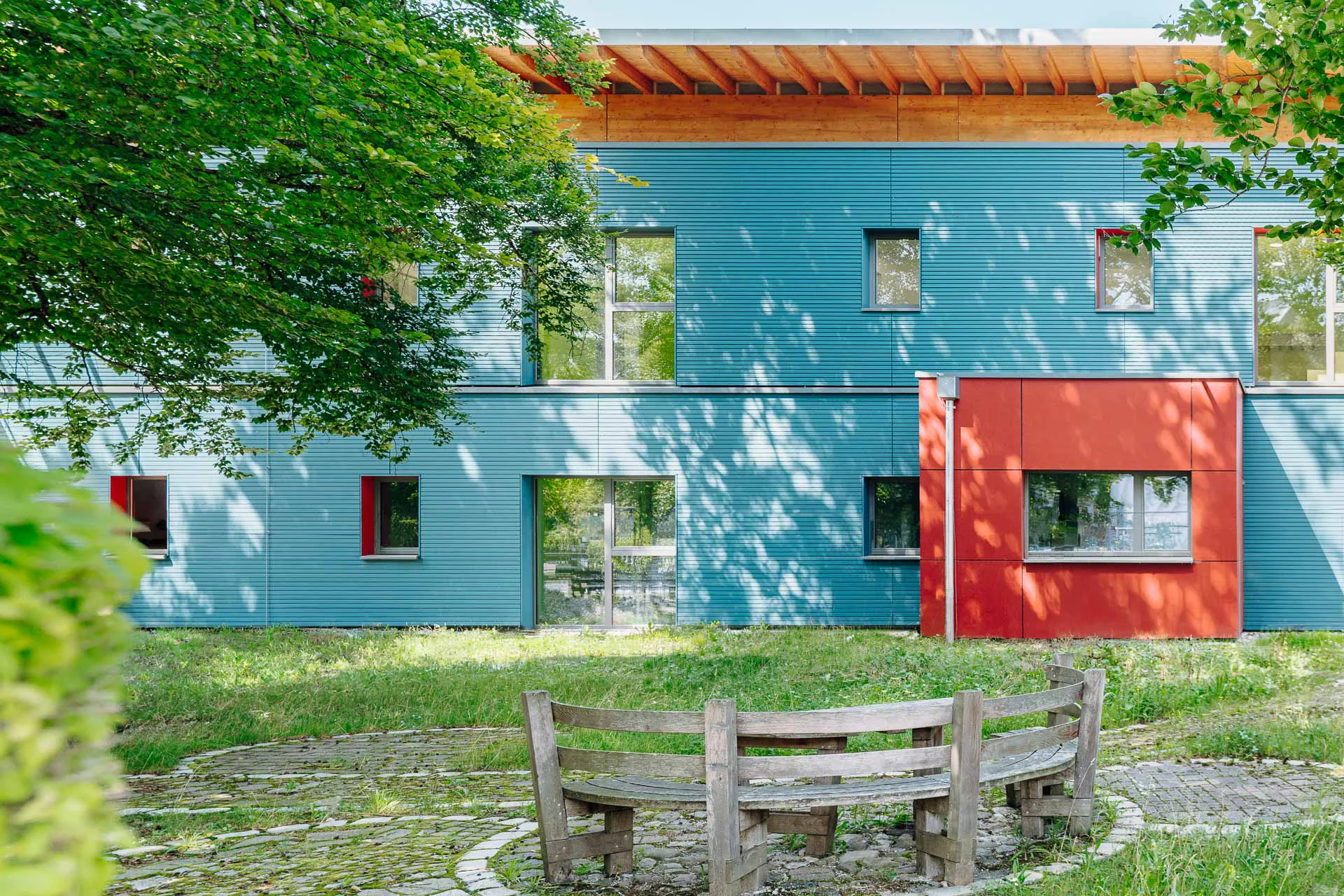 Das Pultdach aus Holz wurde für die Aufstockung abgenommen und danach wieder aufgesetzt.