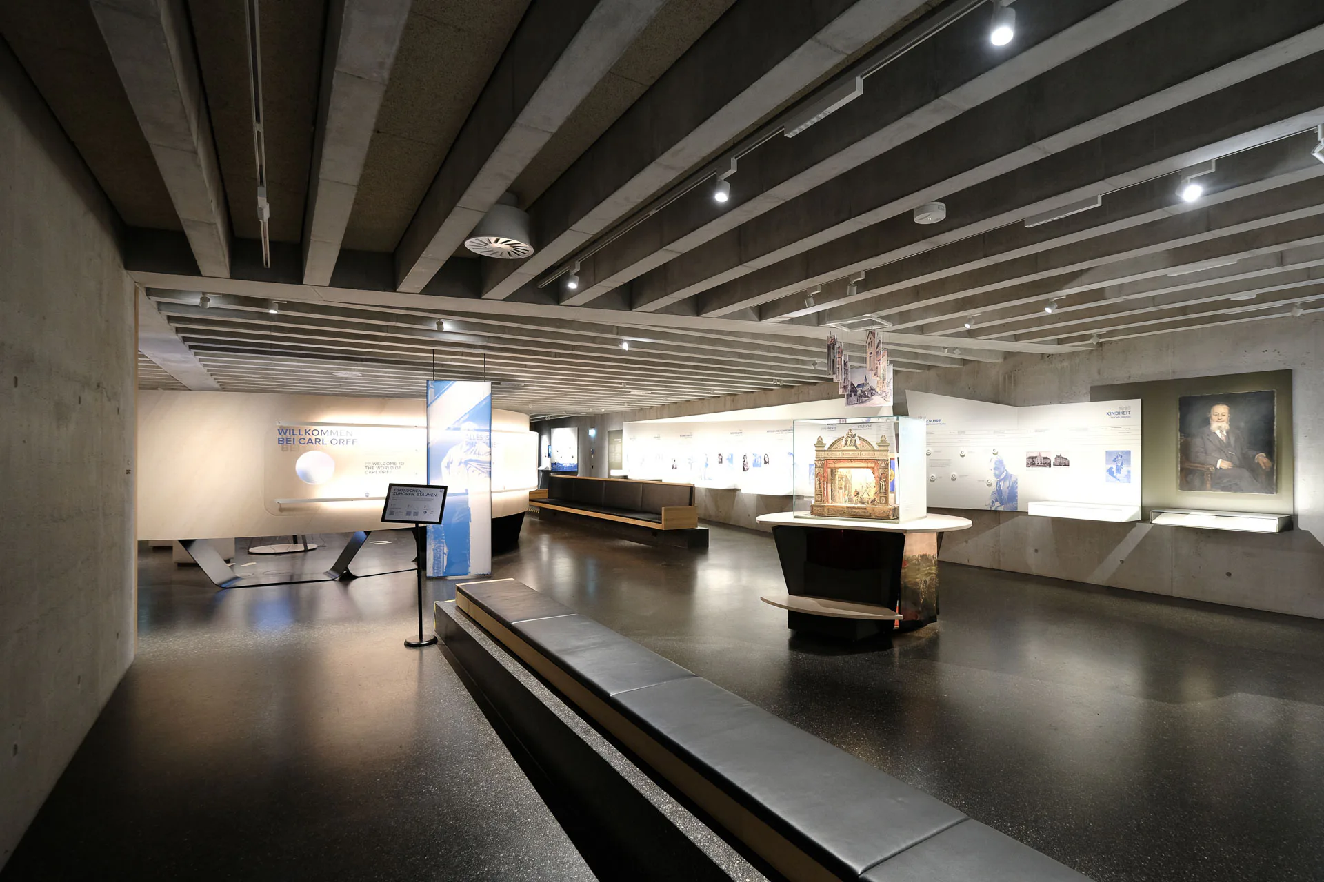 Markante Deckenrippen aus Infraleichtbeton überspannen den Saal mit der Dauerausstellung.
