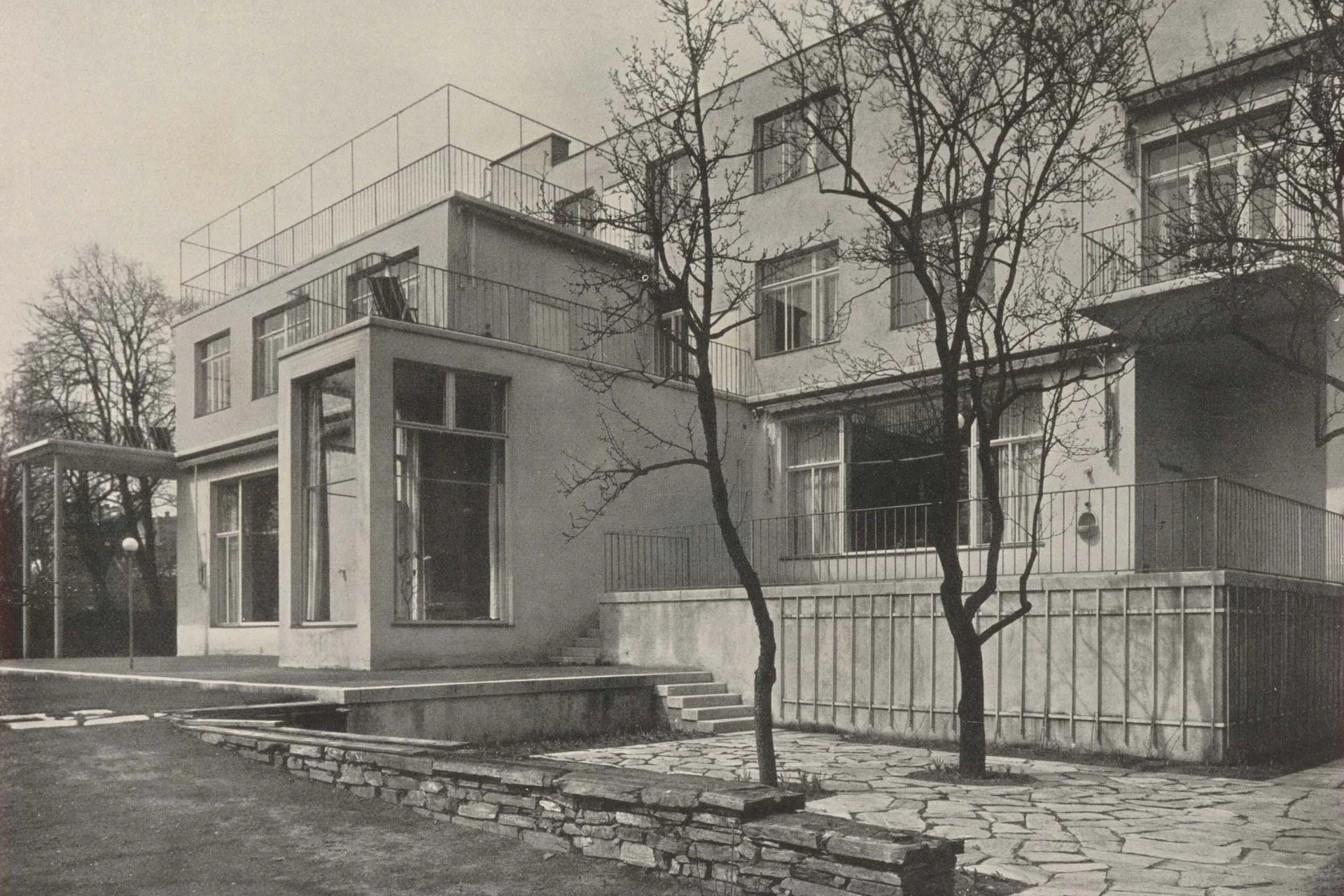 Historische Aufnahme der Villa Beer um 1930: Das Wohnhaus von Josef Frank und Oskar Wlach im Hietzinger Villenviertel zeigt seine klare, offene Architektur bereits in den frühen Jahren.