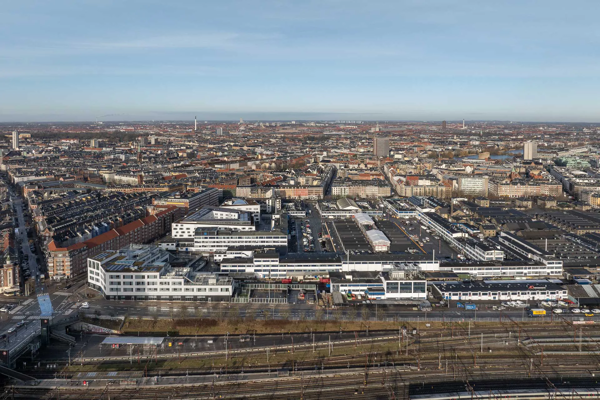 Im Luftbild wird deutlich, wie nahtlos sich der Schulneubau in das Kopenhagener Schlachthofviertel einfügt.