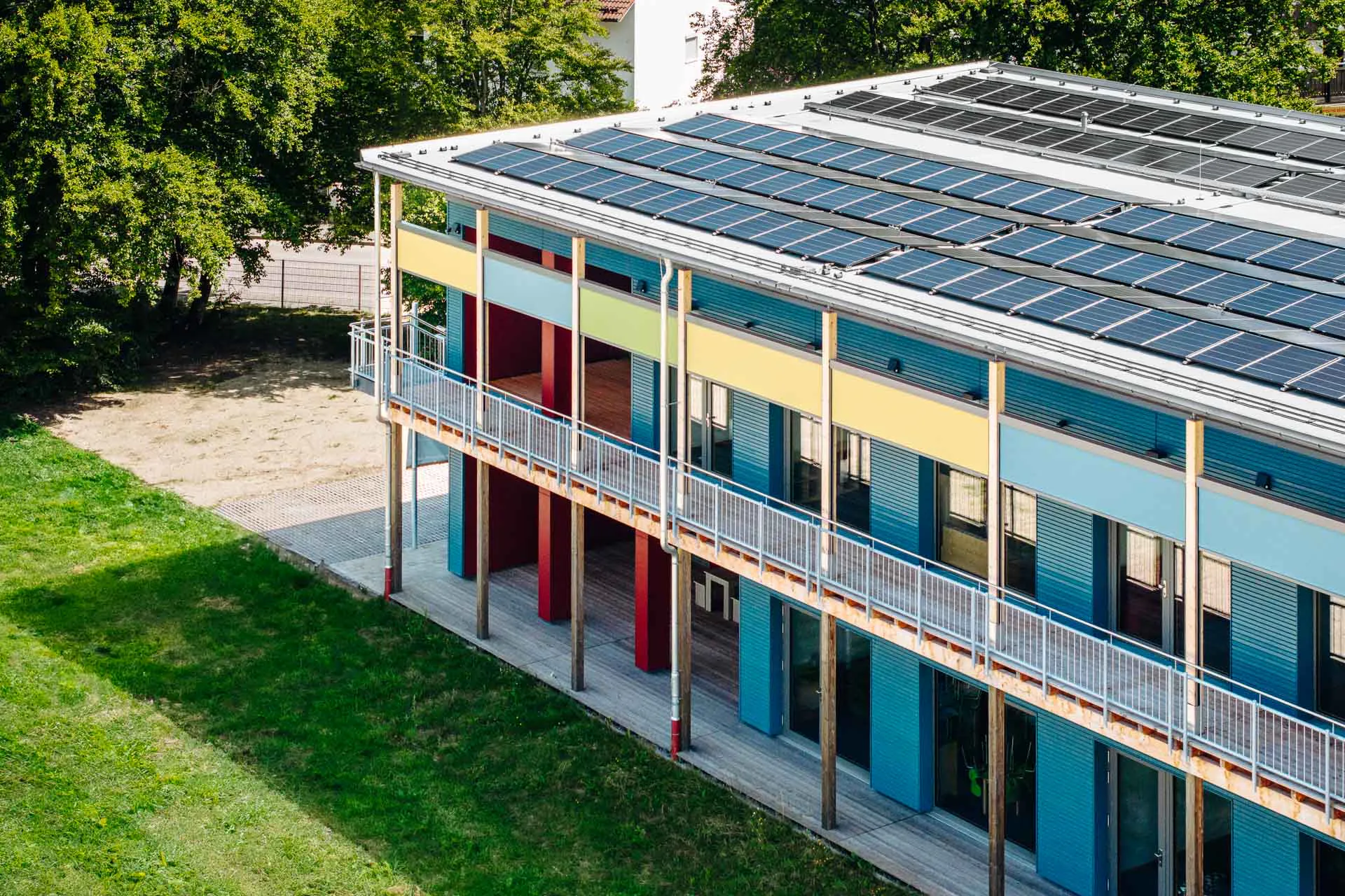 Um auch das benachbarte Schulgebäude am Energiegewinn teilhaben zu lassen, wurde die gesamte Dachfläche mit PV-Modulen belegt.