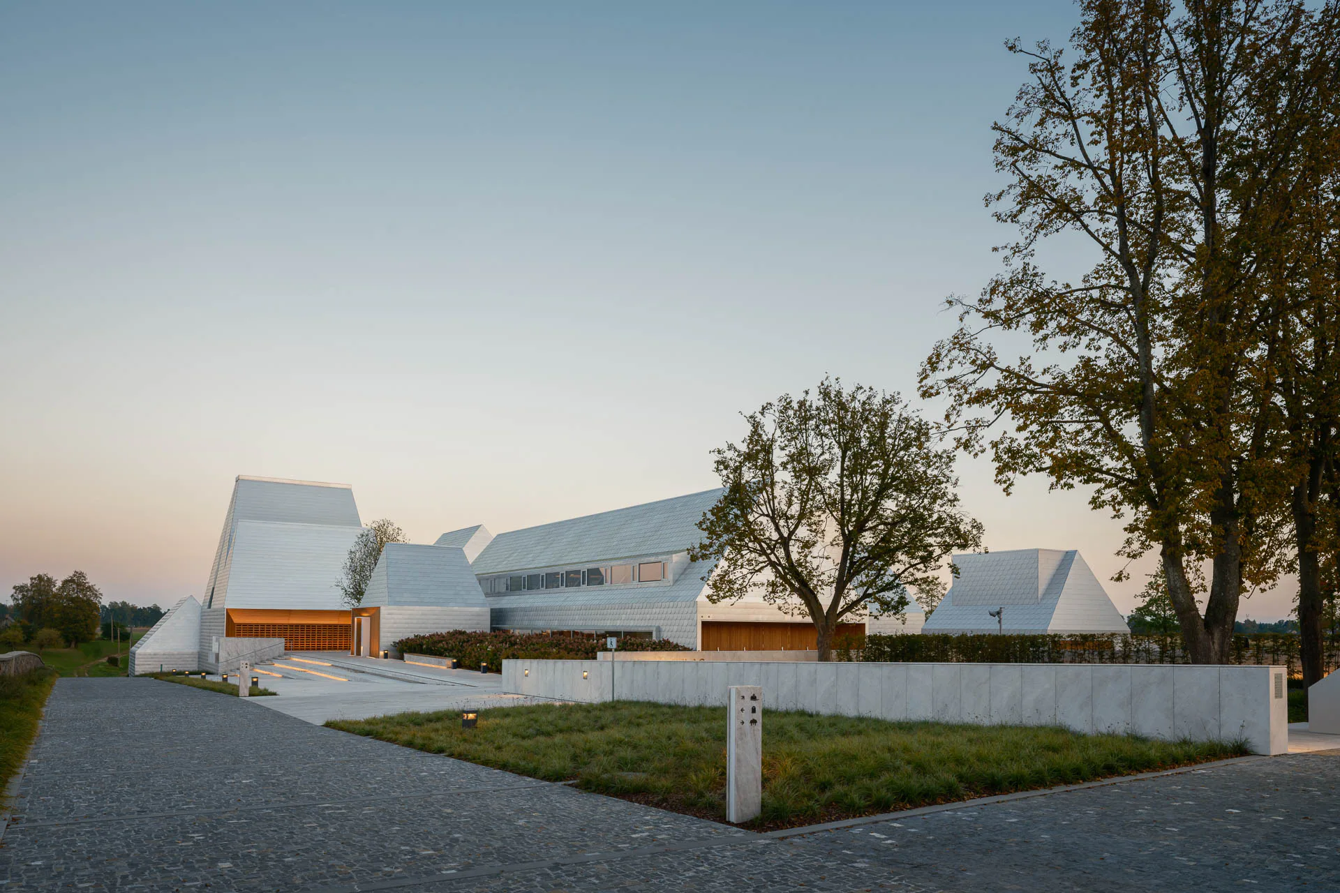 Der Zugang führt von Nordwesten ins Museum. Links gegenüber liegt der historische jüdische Friedhof des Dorfs.