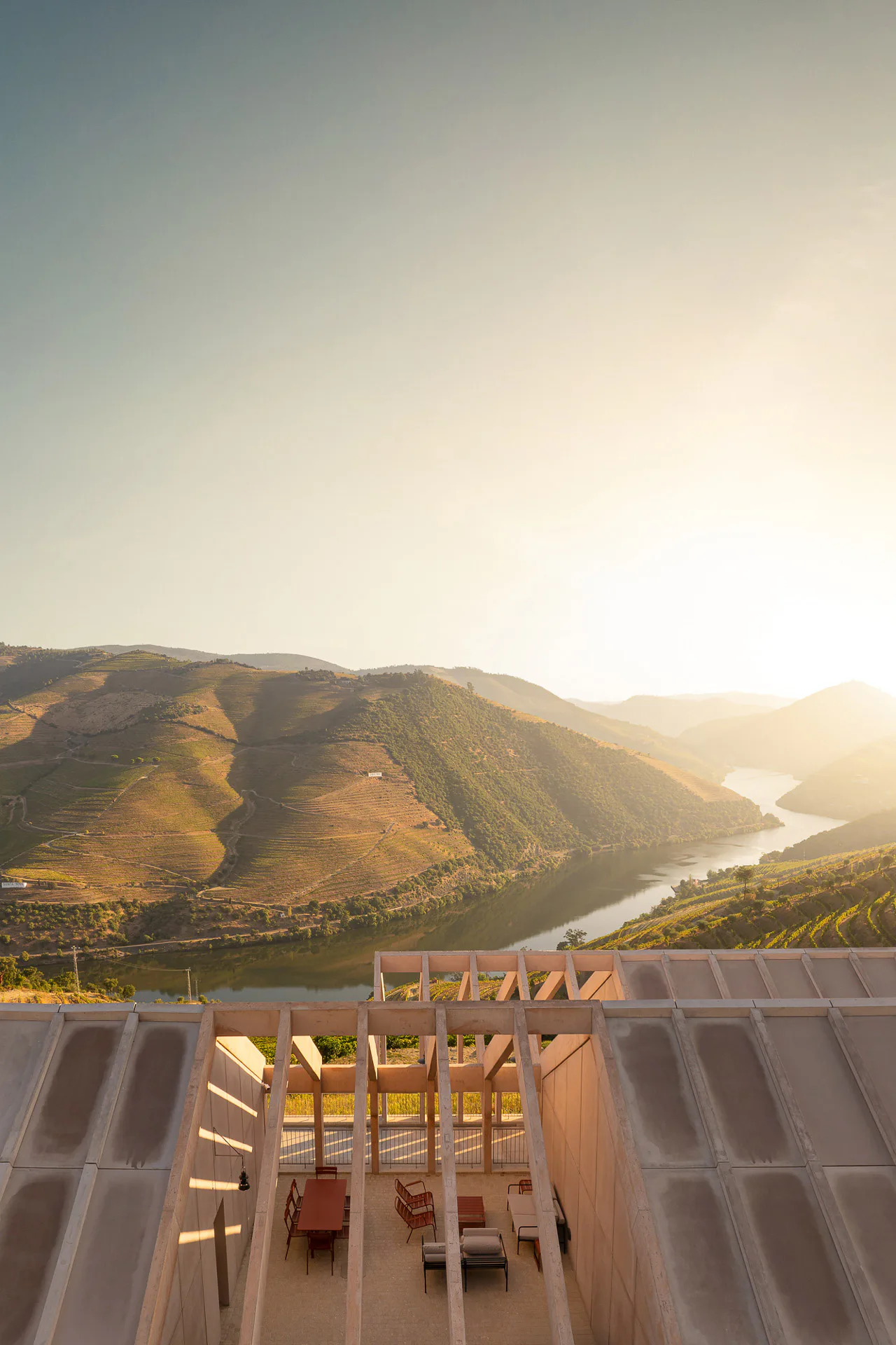 Terrassen und Freibereiche eröffnen einen Panoramablick auf den Fluss Douro.