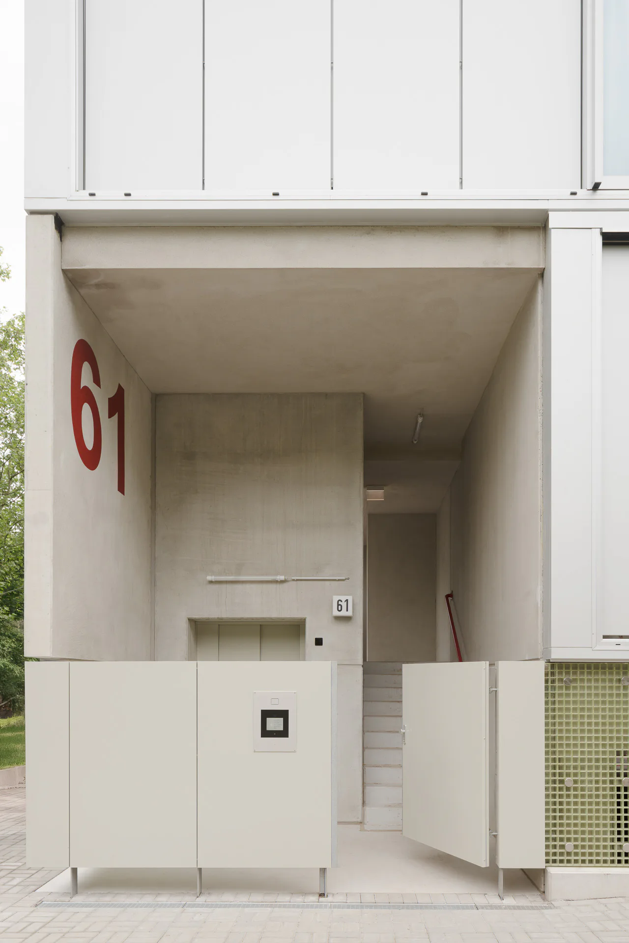Die vier Haupteingänge zu den Treppenhäusern liegen an der Straßenfassade.