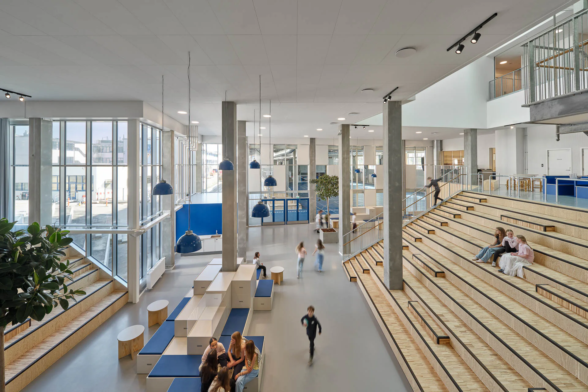 Nur eine Glaswand trennt das Atrium von der Dreifeldsporthalle. Diese steht nach Schulschluss auch Vereinen aus der Stadt zur Verfügung.